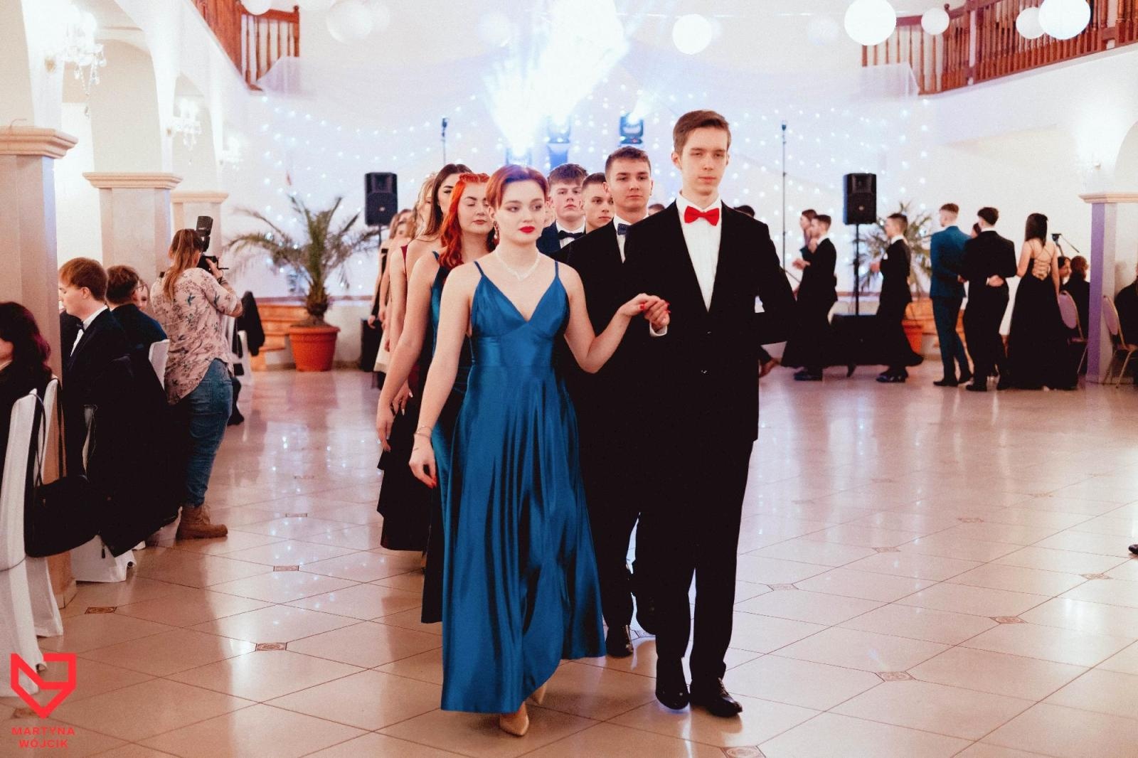 Zdjęcie w galerii na portalu naszraciborz.pl: Zjawiskowe kreacje i niezapomniane polonezy. Bal w ZSO nr 1 [FOTO] wiadomości z regionu