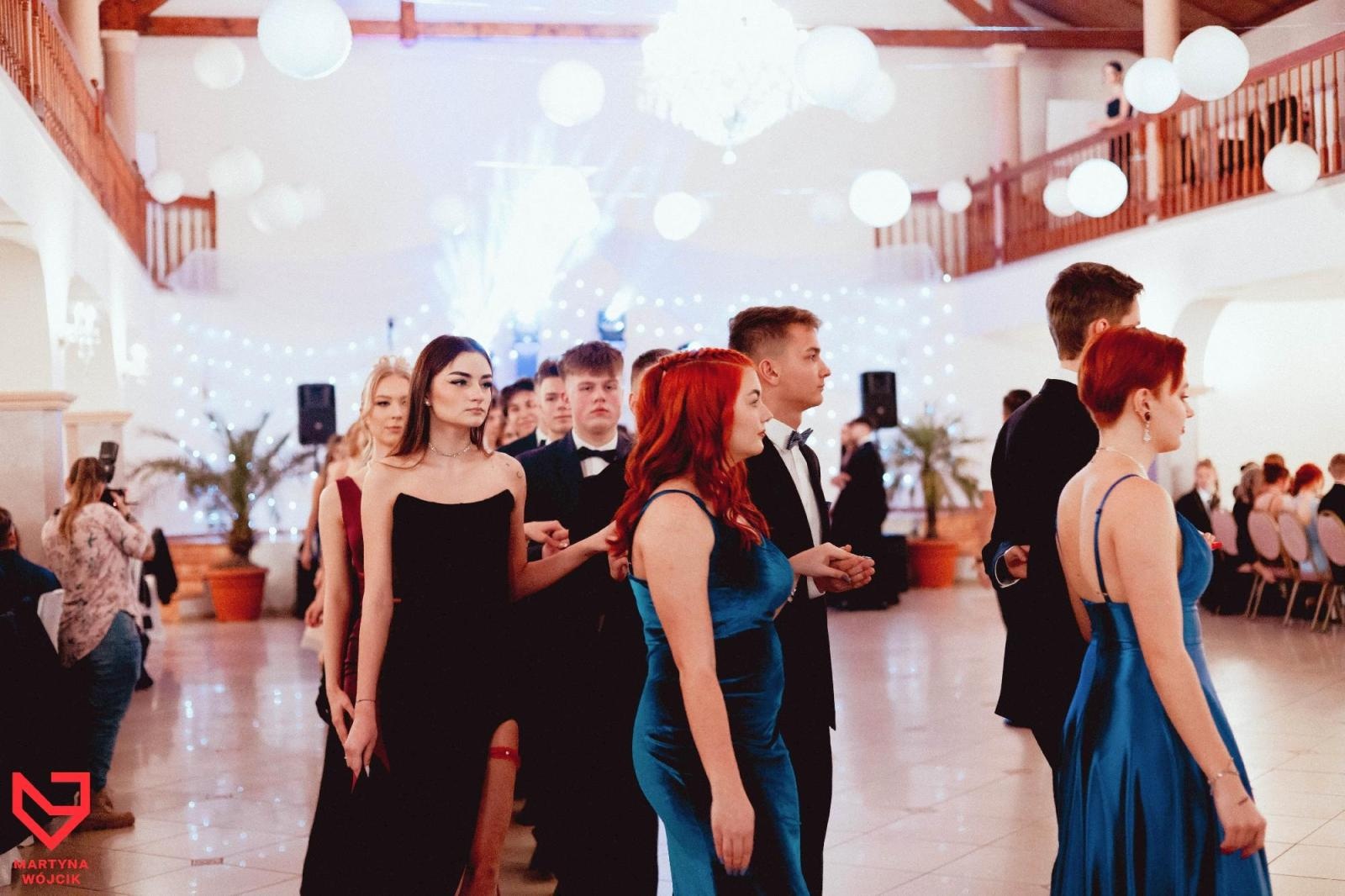 Zdjęcie w galerii na portalu naszraciborz.pl: Zjawiskowe kreacje i niezapomniane polonezy. Bal w ZSO nr 1 [FOTO] wiadomości z regionu