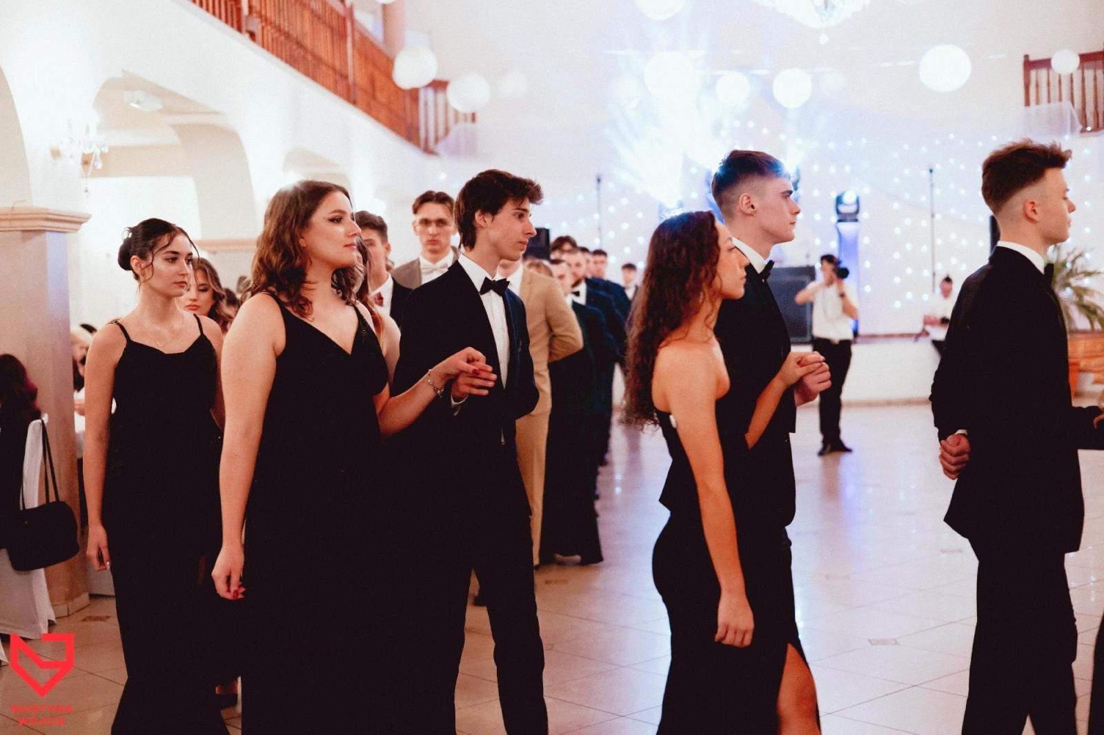 Zdjęcie w galerii na portalu naszraciborz.pl: Zjawiskowe kreacje i niezapomniane polonezy. Bal w ZSO nr 1 [FOTO] wiadomości z regionu