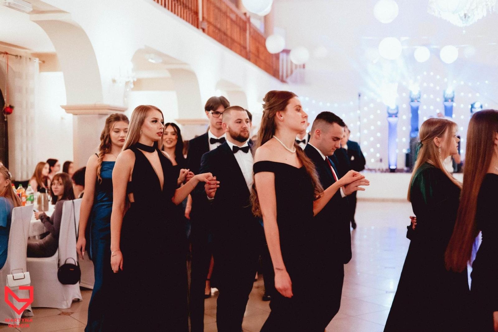 Zdjęcie w galerii na portalu naszraciborz.pl: Zjawiskowe kreacje i niezapomniane polonezy. Bal w ZSO nr 1 [FOTO] wiadomości z regionu