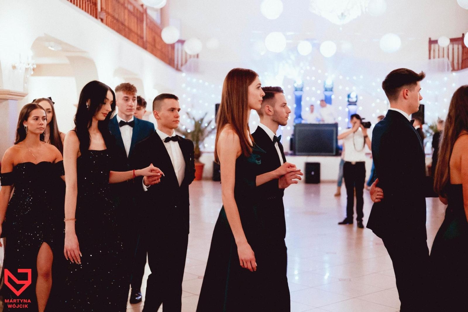 Zdjęcie w galerii na portalu naszraciborz.pl: Zjawiskowe kreacje i niezapomniane polonezy. Bal w ZSO nr 1 [FOTO] wiadomości z regionu