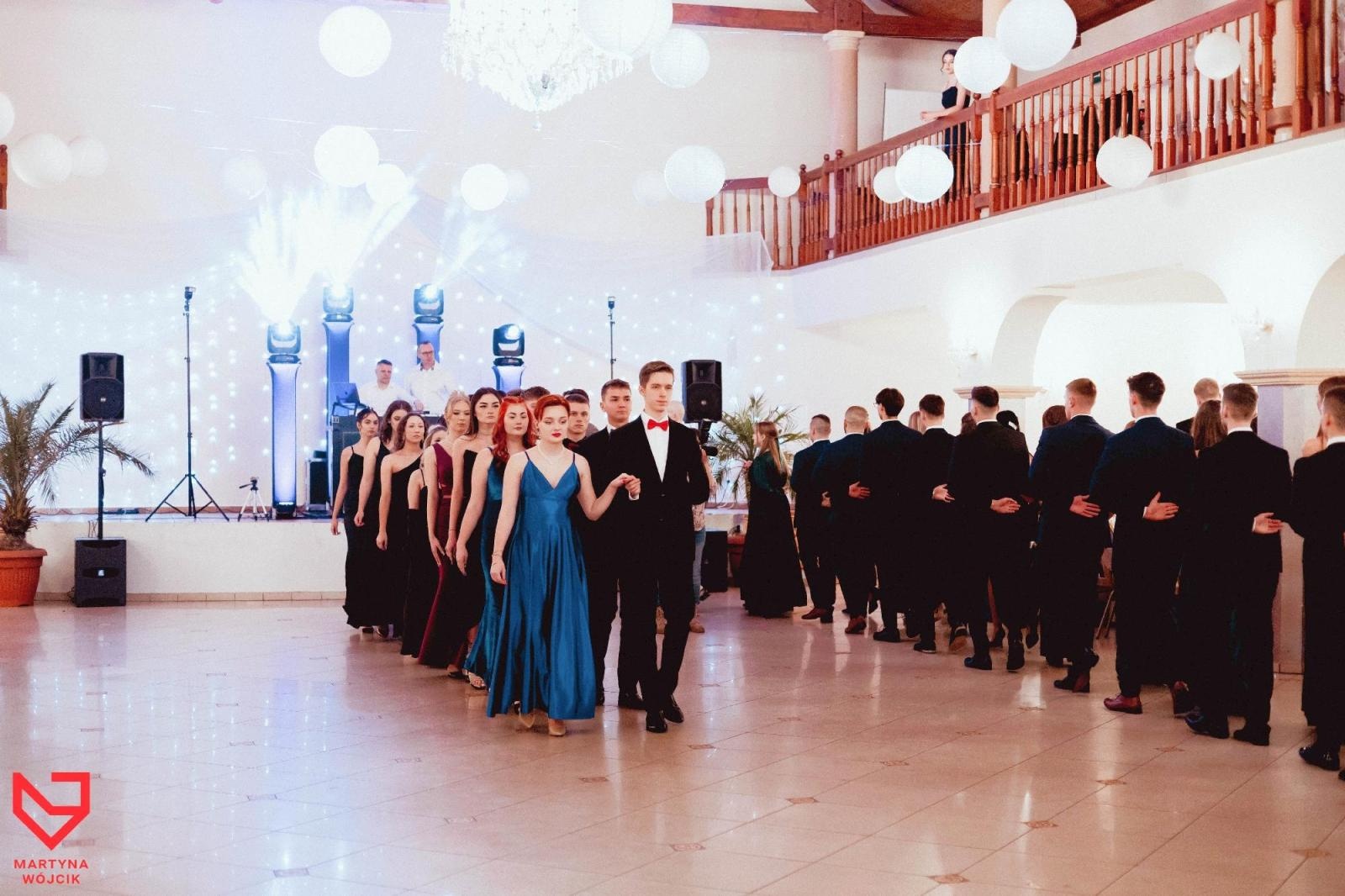 Zdjęcie w galerii na portalu naszraciborz.pl: Zjawiskowe kreacje i niezapomniane polonezy. Bal w ZSO nr 1 [FOTO] wiadomości z regionu