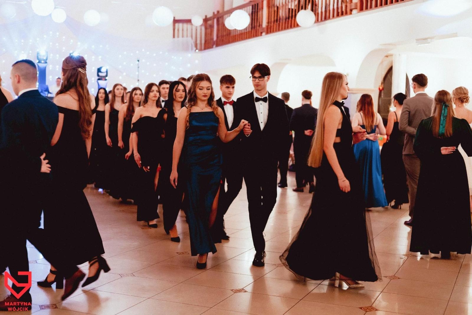 Zdjęcie w galerii na portalu naszraciborz.pl: Zjawiskowe kreacje i niezapomniane polonezy. Bal w ZSO nr 1 [FOTO] wiadomości z regionu