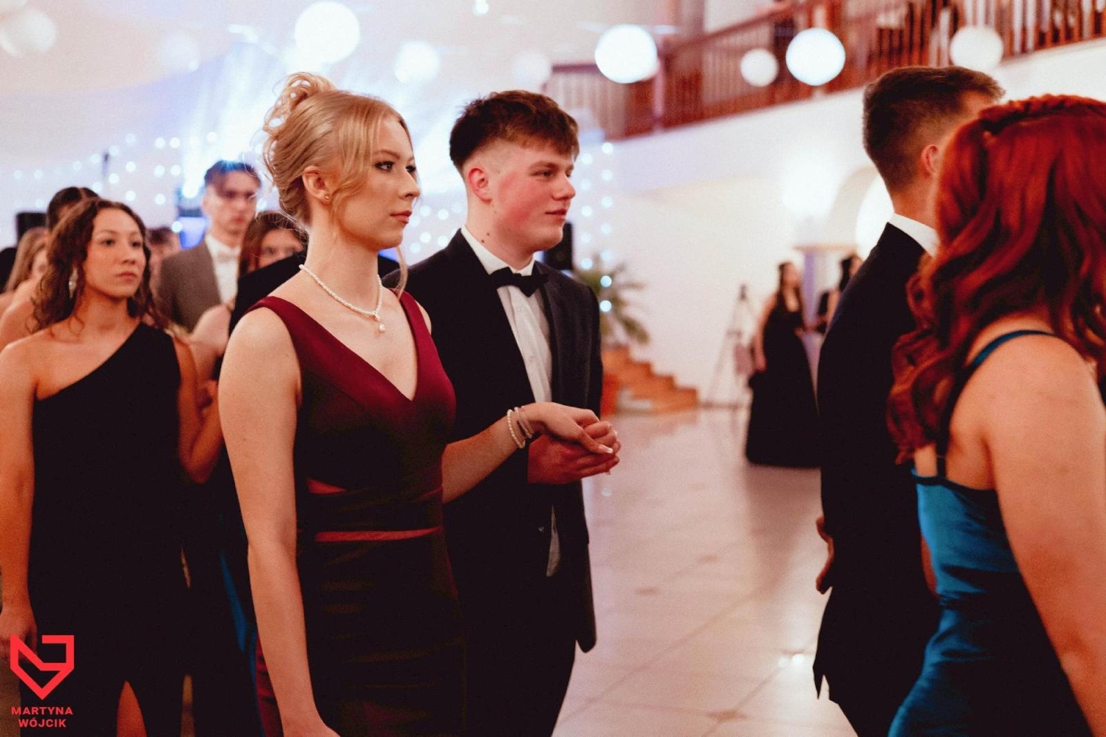 Zdjęcie w galerii na portalu naszraciborz.pl: Zjawiskowe kreacje i niezapomniane polonezy. Bal w ZSO nr 1 [FOTO] wiadomości z regionu