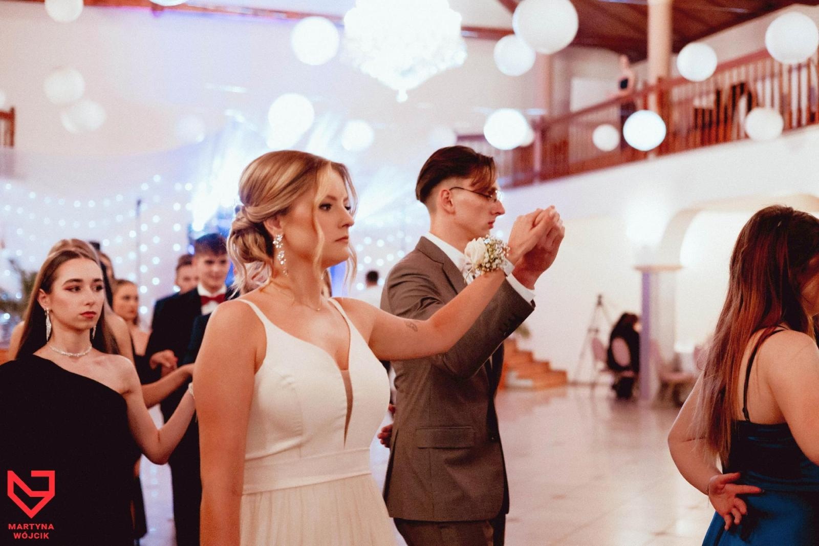 Zdjęcie w galerii na portalu naszraciborz.pl: Zjawiskowe kreacje i niezapomniane polonezy. Bal w ZSO nr 1 [FOTO] wiadomości z regionu