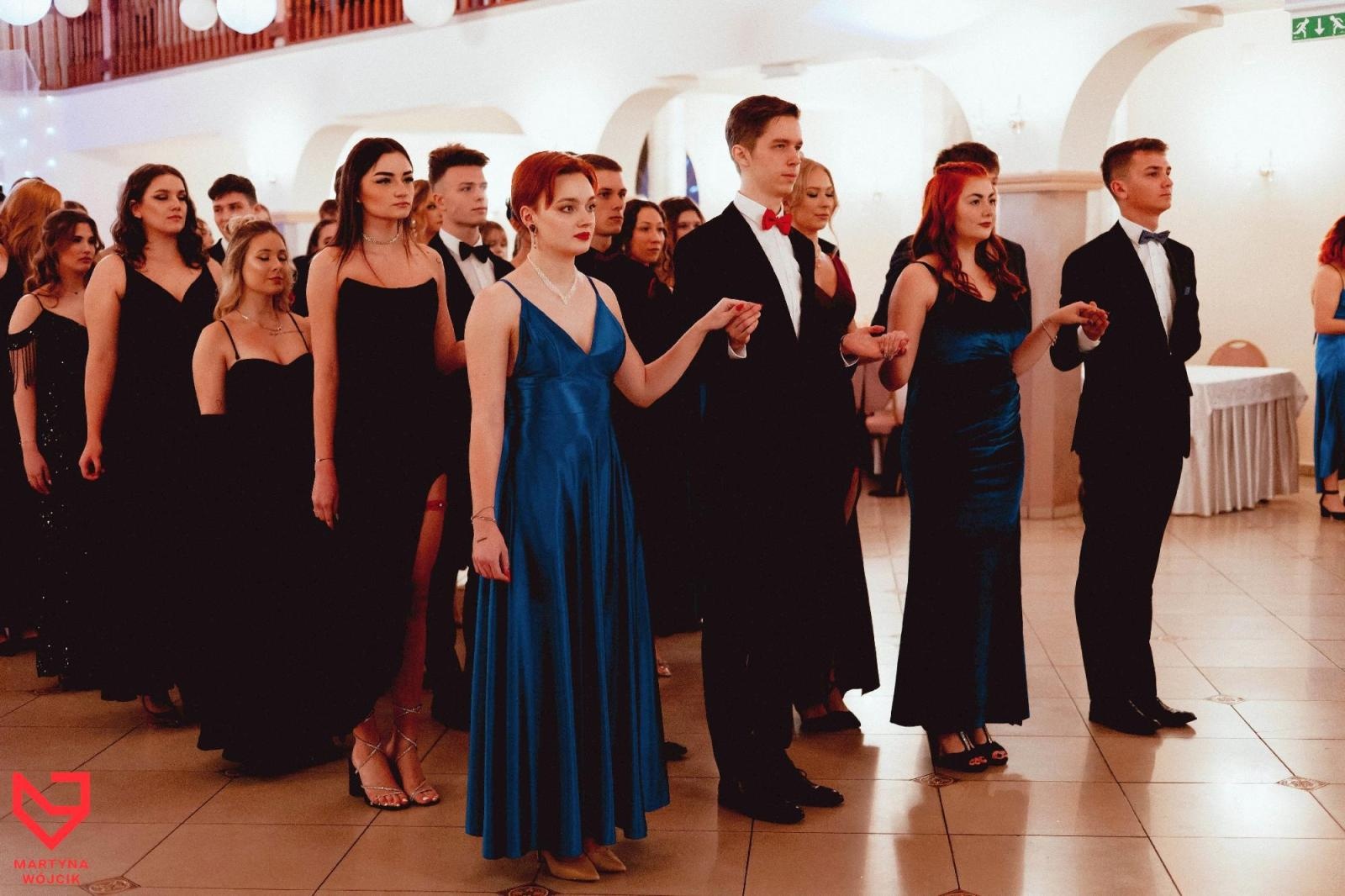 Zdjęcie w galerii na portalu naszraciborz.pl: Zjawiskowe kreacje i niezapomniane polonezy. Bal w ZSO nr 1 [FOTO] wiadomości z regionu