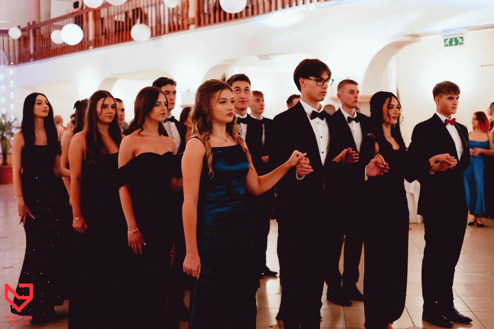 Zdjęcie w galerii na portalu naszraciborz.pl: Zjawiskowe kreacje i niezapomniane polonezy. Bal w ZSO nr 1 [FOTO] wiadomości z regionu