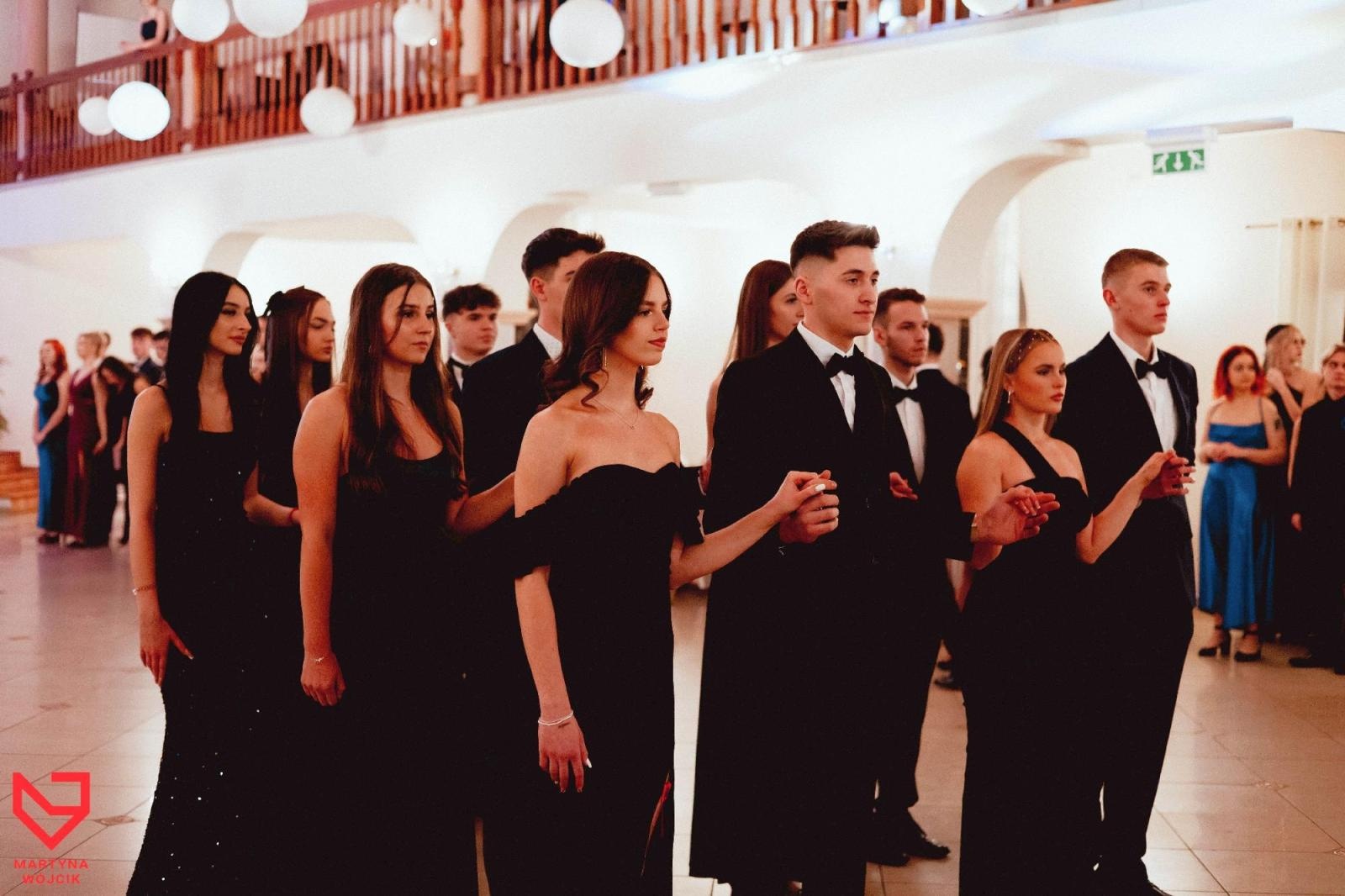 Zdjęcie w galerii na portalu naszraciborz.pl: Zjawiskowe kreacje i niezapomniane polonezy. Bal w ZSO nr 1 [FOTO] wiadomości z regionu