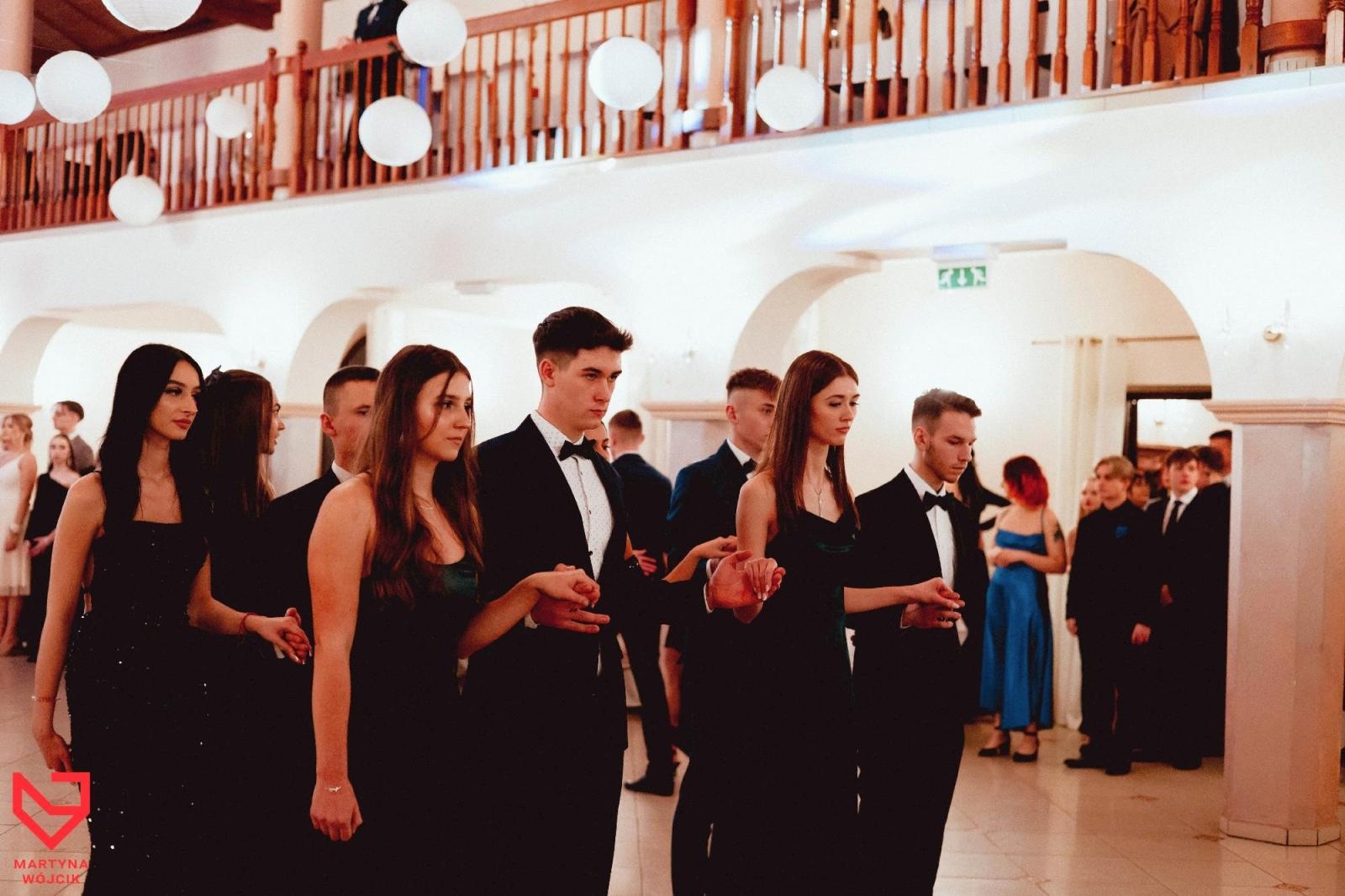 Zdjęcie w galerii na portalu naszraciborz.pl: Zjawiskowe kreacje i niezapomniane polonezy. Bal w ZSO nr 1 [FOTO] wiadomości z regionu