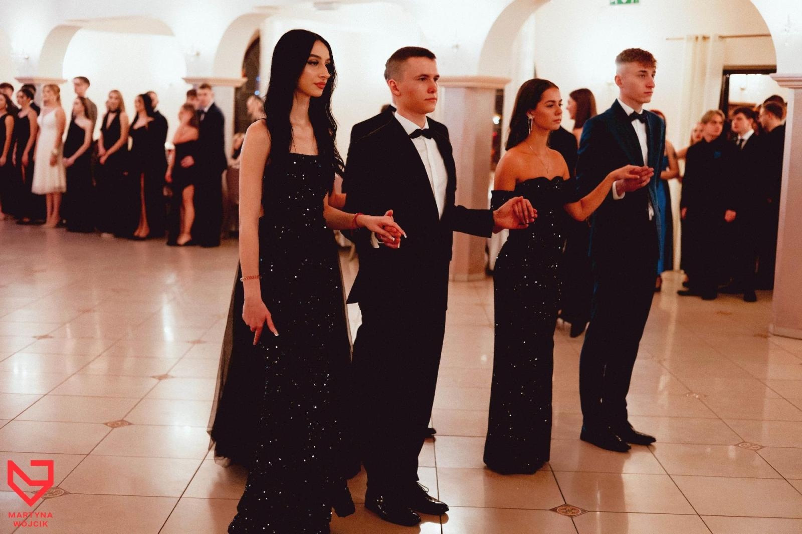 Zdjęcie w galerii na portalu naszraciborz.pl: Zjawiskowe kreacje i niezapomniane polonezy. Bal w ZSO nr 1 [FOTO] wiadomości z regionu