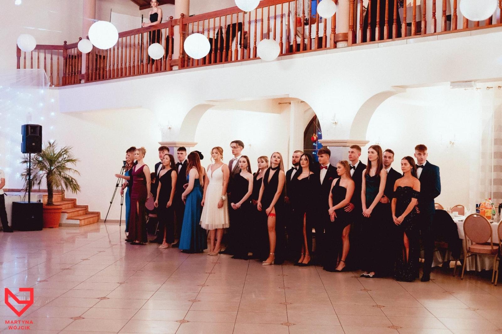 Zdjęcie w galerii na portalu naszraciborz.pl: Zjawiskowe kreacje i niezapomniane polonezy. Bal w ZSO nr 1 [FOTO] wiadomości z regionu