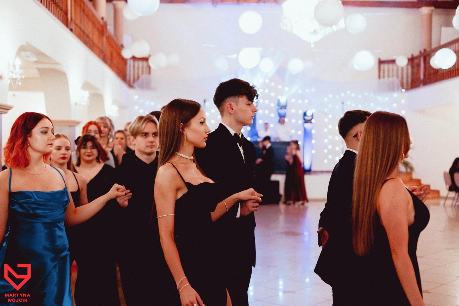 Zdjęcie w galerii na portalu naszraciborz.pl: Zjawiskowe kreacje i niezapomniane polonezy. Bal w ZSO nr 1 [FOTO] wiadomości z regionu