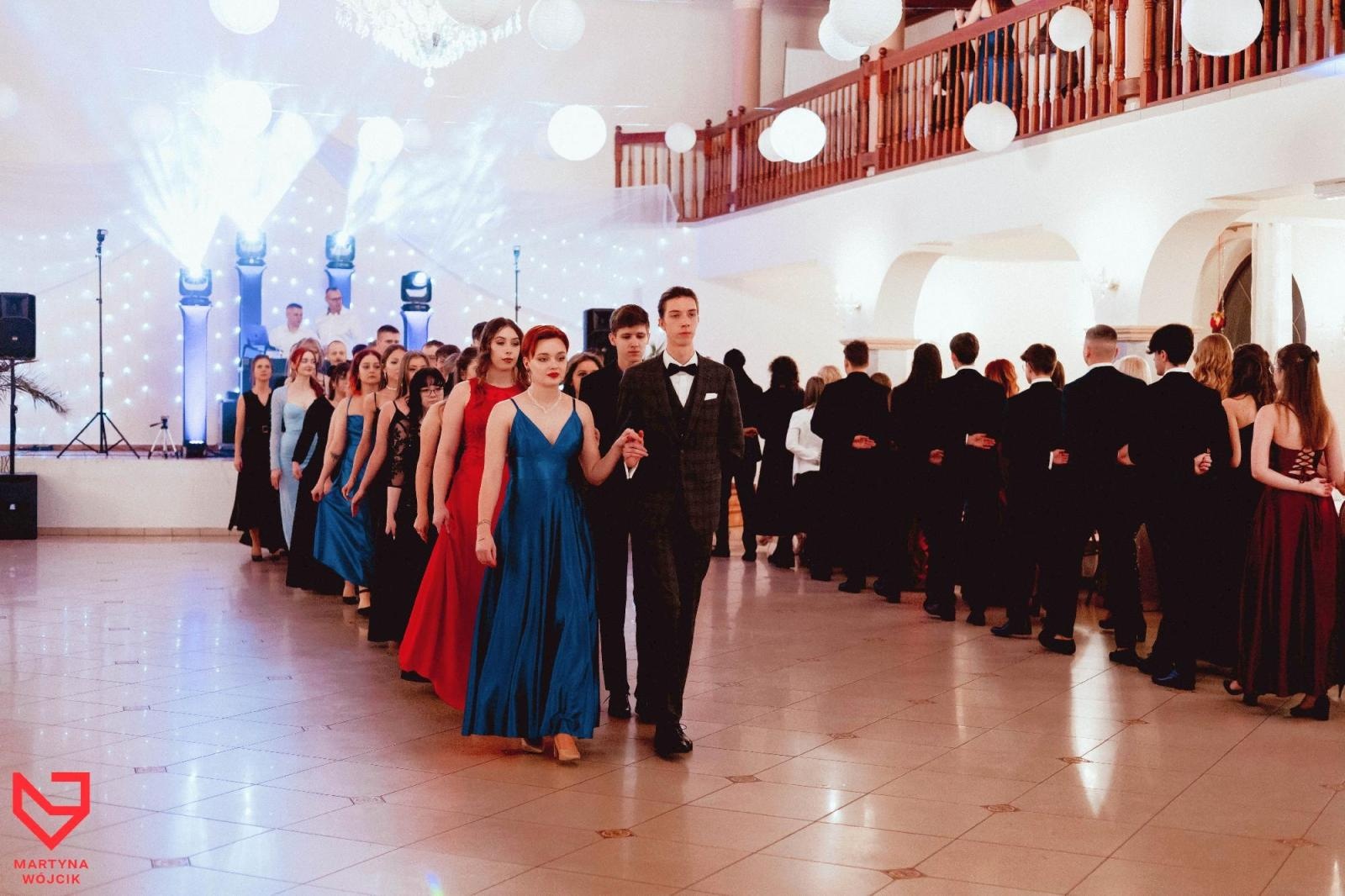 Zdjęcie w galerii na portalu naszraciborz.pl: Zjawiskowe kreacje i niezapomniane polonezy. Bal w ZSO nr 1 [FOTO] wiadomości z regionu