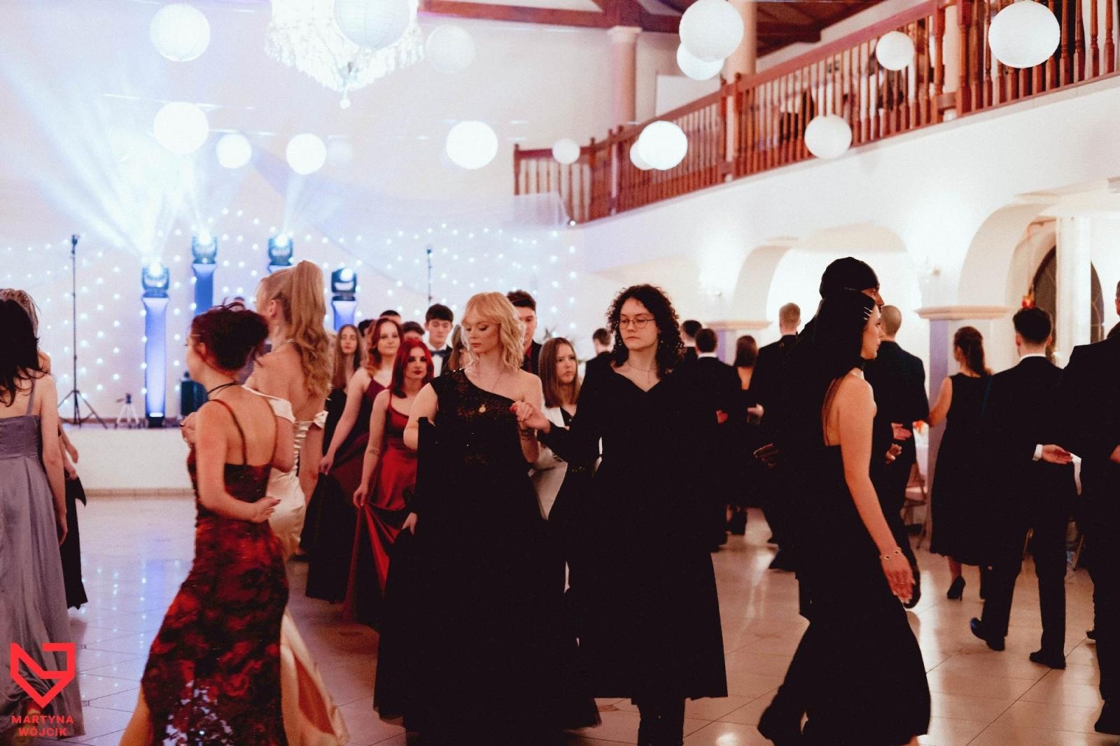 Zdjęcie w galerii na portalu naszraciborz.pl: Zjawiskowe kreacje i niezapomniane polonezy. Bal w ZSO nr 1 [FOTO] wiadomości z regionu