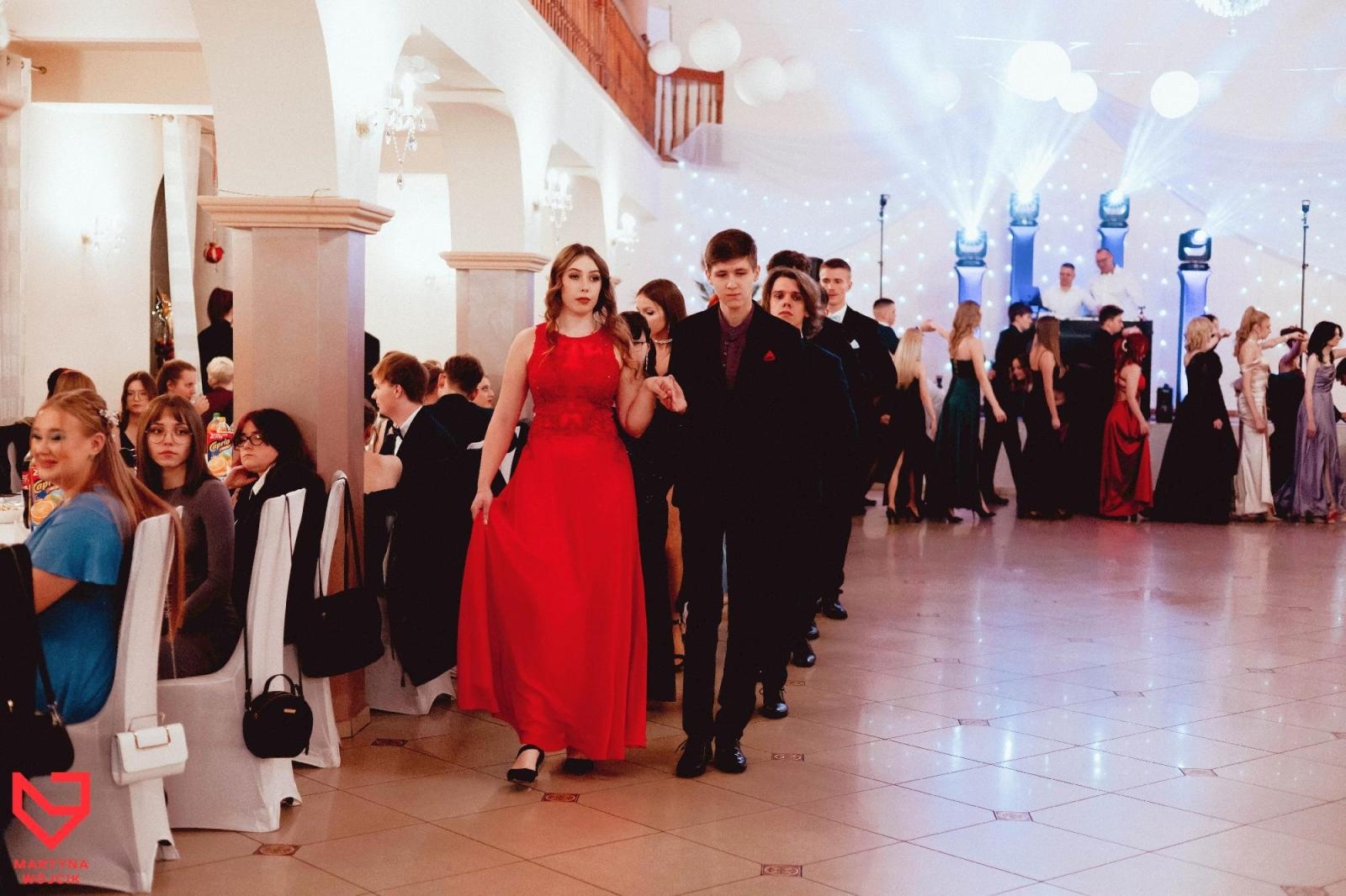 Zdjęcie w galerii na portalu naszraciborz.pl: Zjawiskowe kreacje i niezapomniane polonezy. Bal w ZSO nr 1 [FOTO] wiadomości z regionu