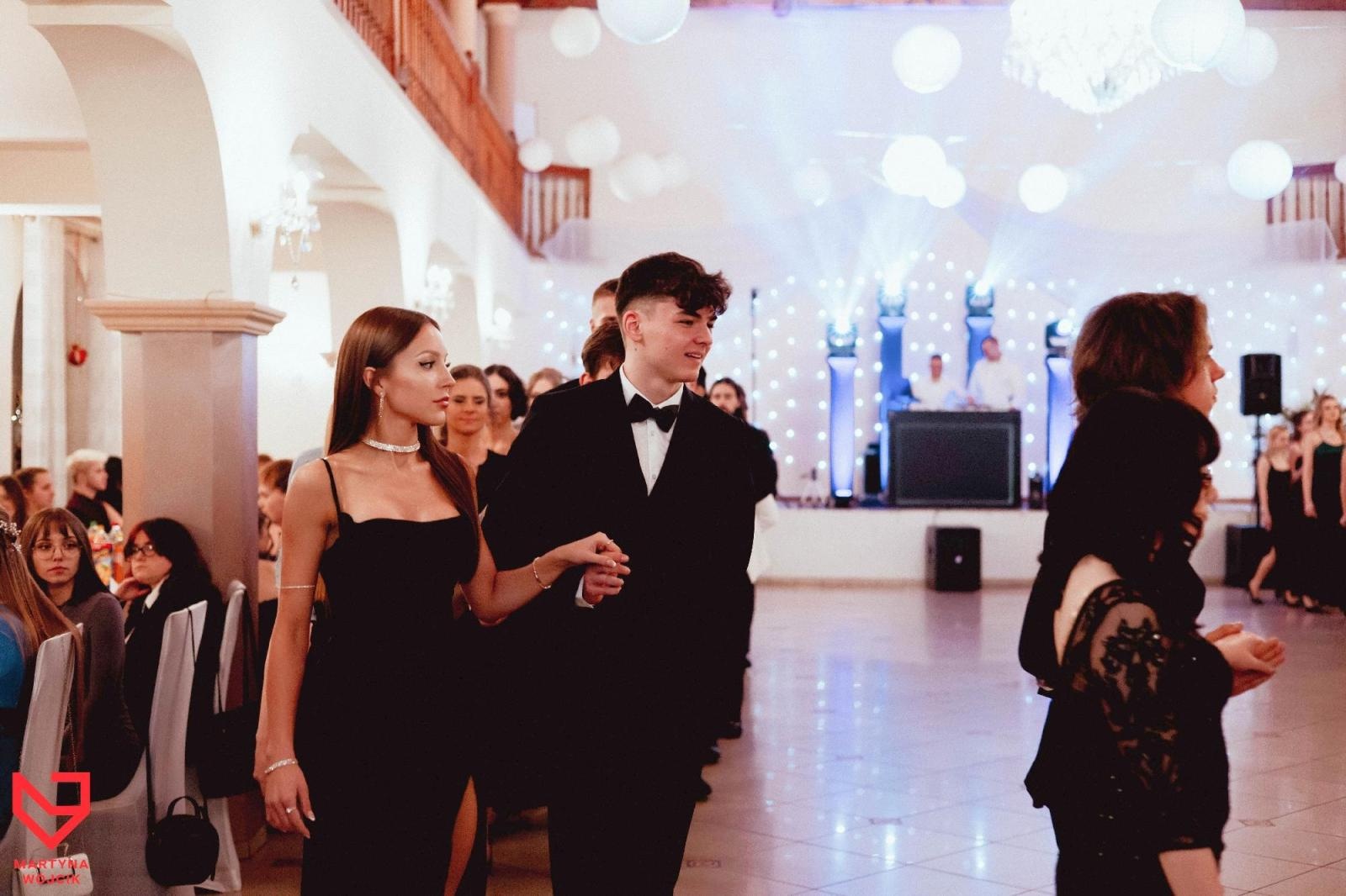 Zdjęcie w galerii na portalu naszraciborz.pl: Zjawiskowe kreacje i niezapomniane polonezy. Bal w ZSO nr 1 [FOTO] wiadomości z regionu