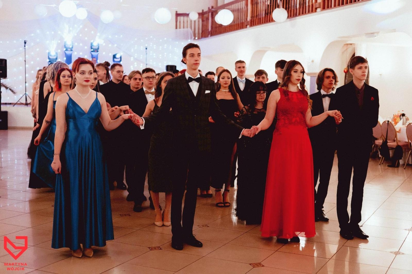 Zdjęcie w galerii na portalu naszraciborz.pl: Zjawiskowe kreacje i niezapomniane polonezy. Bal w ZSO nr 1 [FOTO] wiadomości z regionu