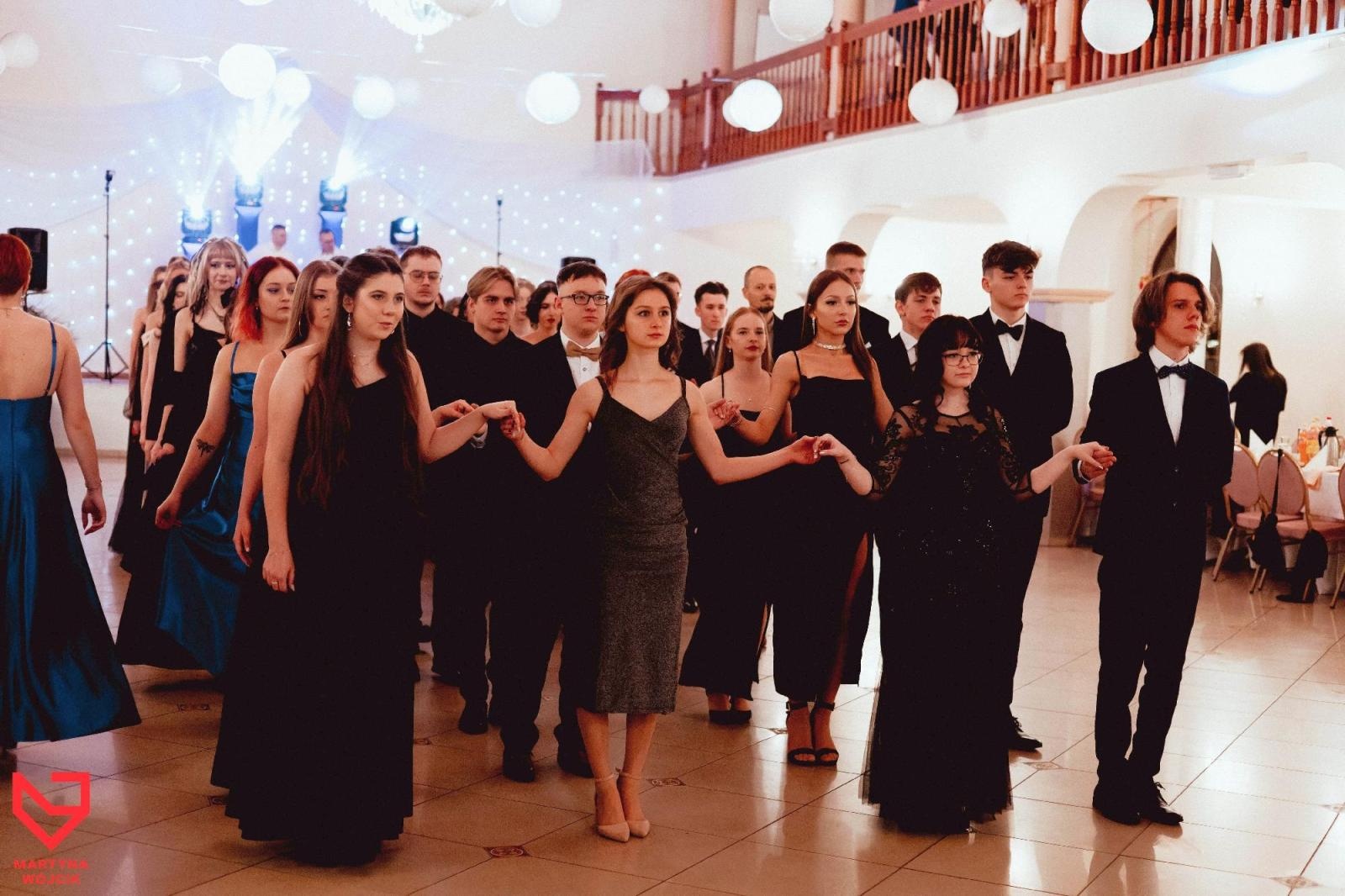 Zdjęcie w galerii na portalu naszraciborz.pl: Zjawiskowe kreacje i niezapomniane polonezy. Bal w ZSO nr 1 [FOTO] wiadomości z regionu