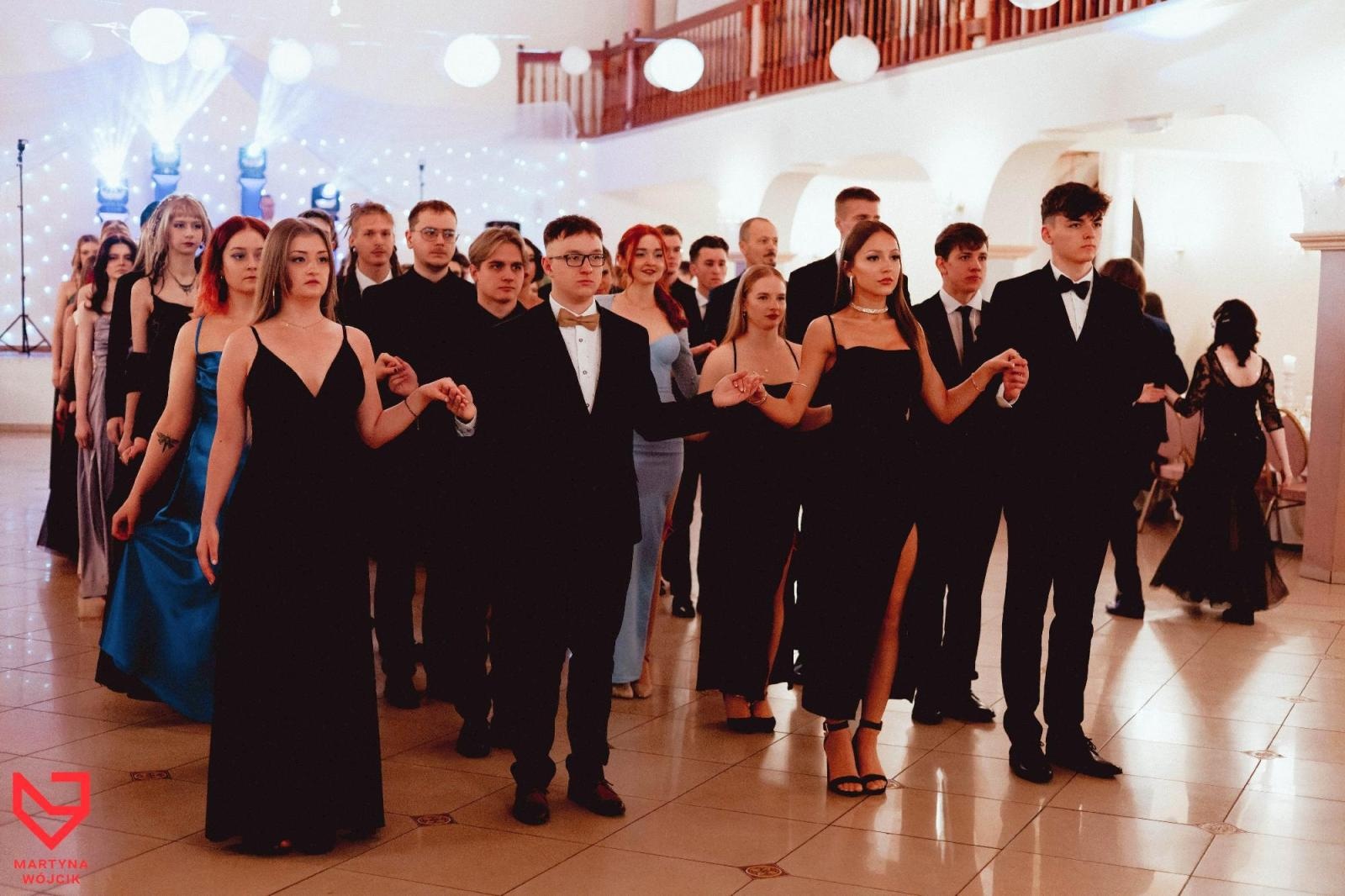 Zdjęcie w galerii na portalu naszraciborz.pl: Zjawiskowe kreacje i niezapomniane polonezy. Bal w ZSO nr 1 [FOTO] wiadomości z regionu