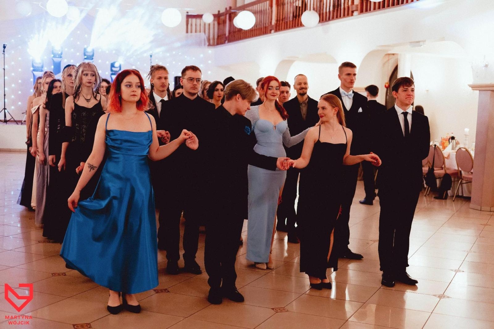 Zdjęcie w galerii na portalu naszraciborz.pl: Zjawiskowe kreacje i niezapomniane polonezy. Bal w ZSO nr 1 [FOTO] wiadomości z regionu