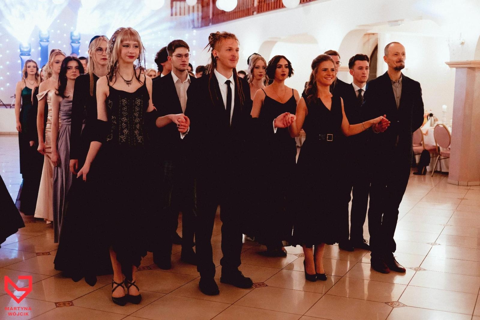 Zdjęcie w galerii na portalu naszraciborz.pl: Zjawiskowe kreacje i niezapomniane polonezy. Bal w ZSO nr 1 [FOTO] wiadomości z regionu