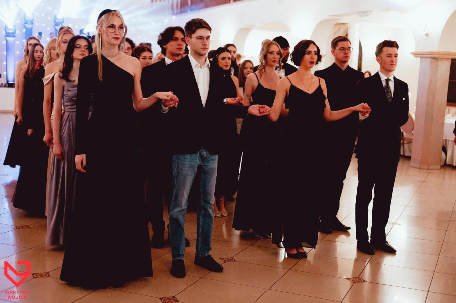 Zdjęcie w galerii na portalu naszraciborz.pl: Zjawiskowe kreacje i niezapomniane polonezy. Bal w ZSO nr 1 [FOTO] wiadomości z regionu