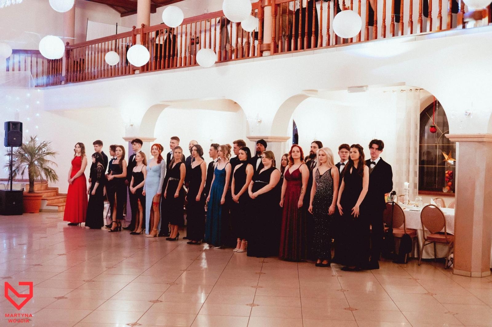 Zdjęcie w galerii na portalu naszraciborz.pl: Zjawiskowe kreacje i niezapomniane polonezy. Bal w ZSO nr 1 [FOTO] wiadomości z regionu