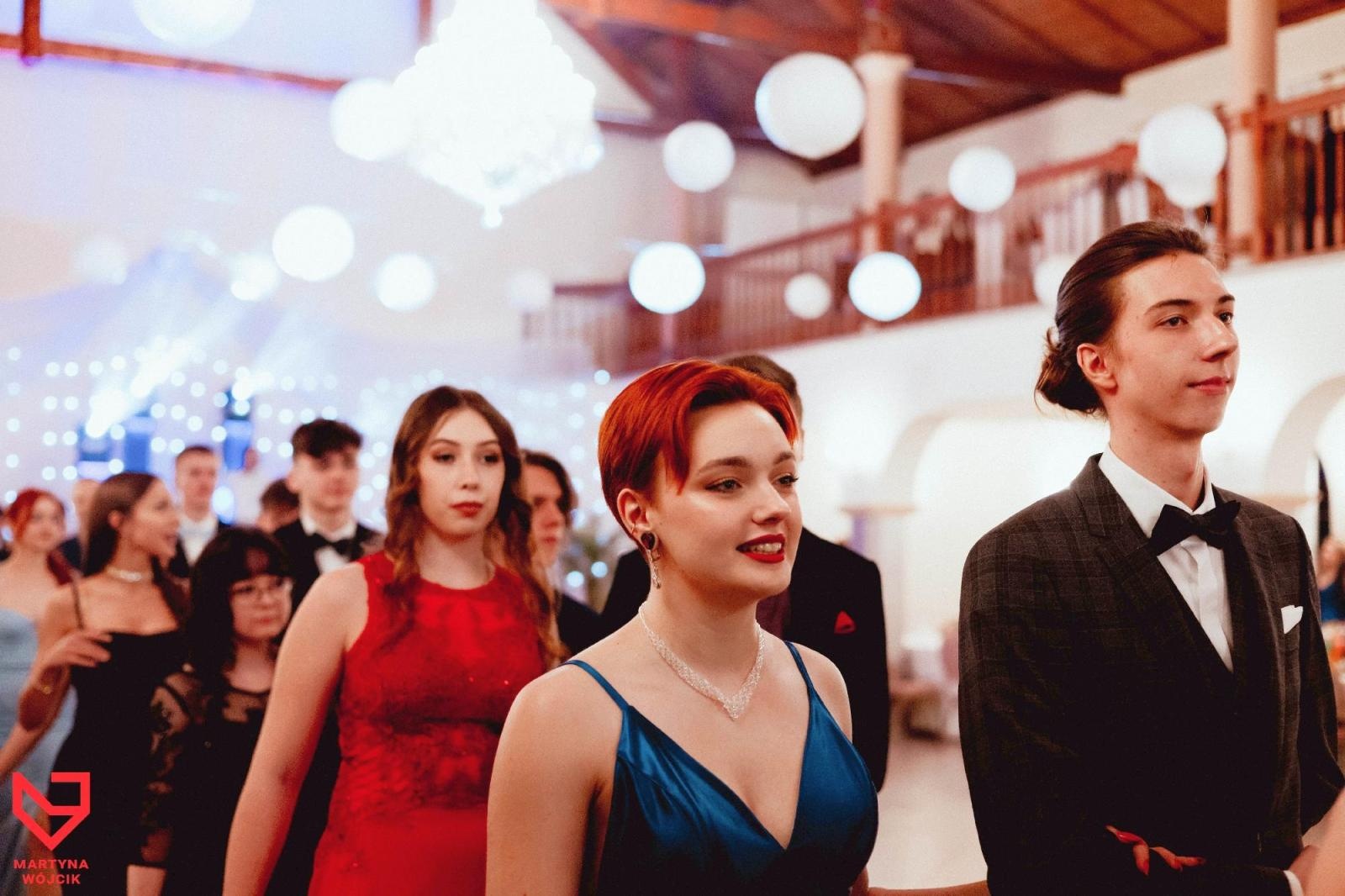 Zdjęcie w galerii na portalu naszraciborz.pl: Zjawiskowe kreacje i niezapomniane polonezy. Bal w ZSO nr 1 [FOTO] wiadomości z regionu