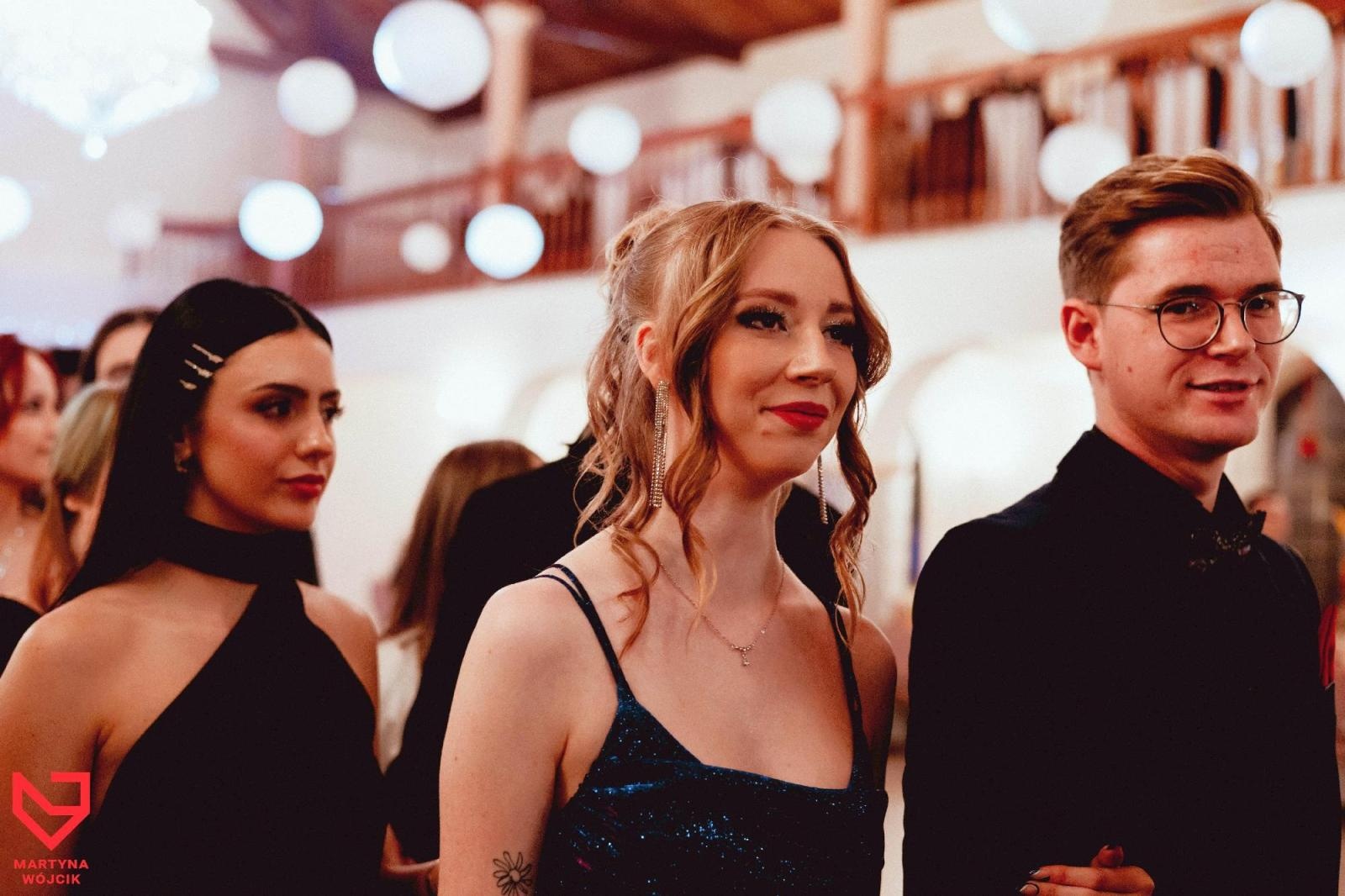 Zdjęcie w galerii na portalu naszraciborz.pl: Zjawiskowe kreacje i niezapomniane polonezy. Bal w ZSO nr 1 [FOTO] wiadomości z regionu