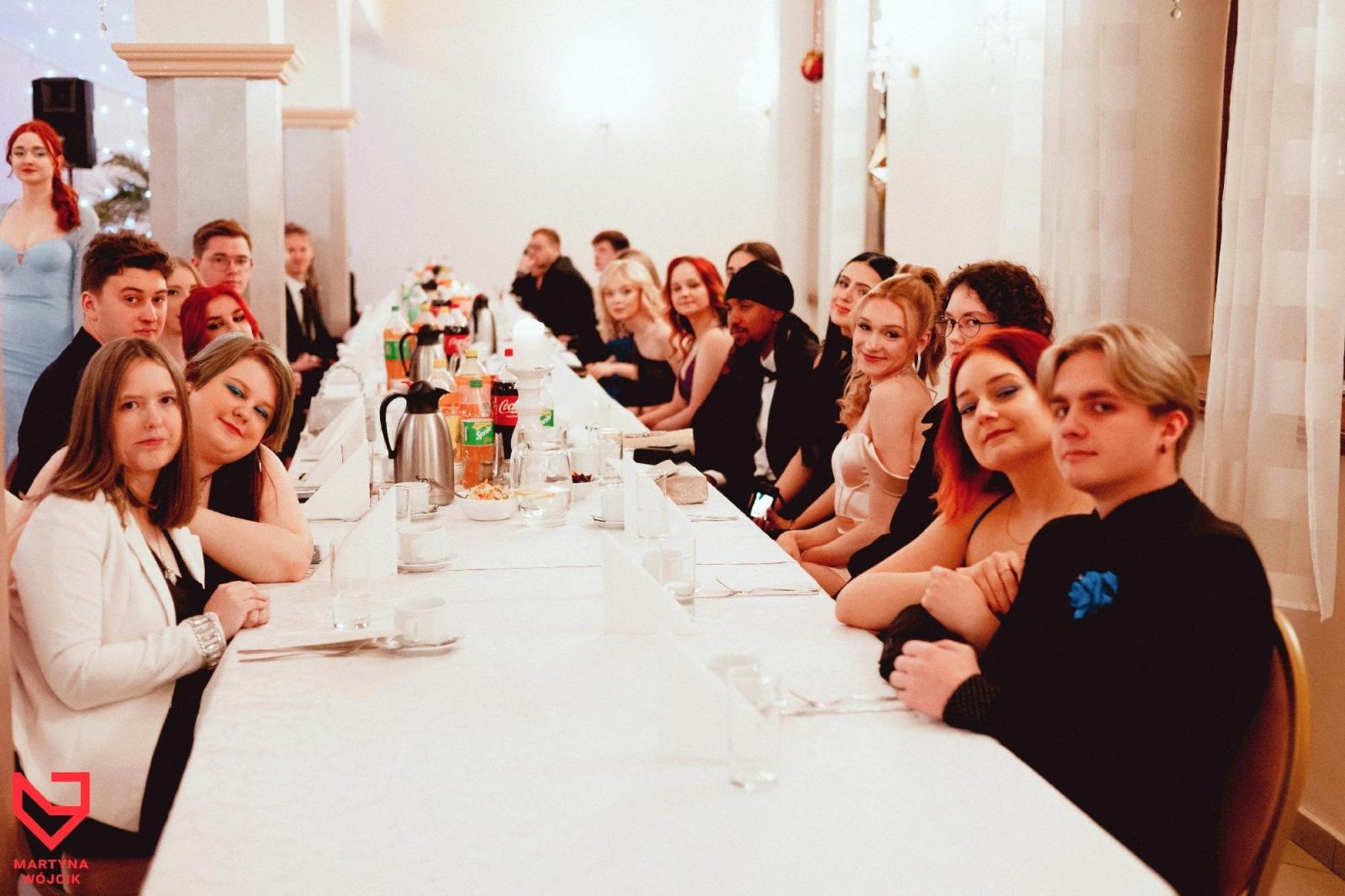 Zdjęcie w galerii na portalu naszraciborz.pl: Zjawiskowe kreacje i niezapomniane polonezy. Bal w ZSO nr 1 [FOTO] wiadomości z regionu