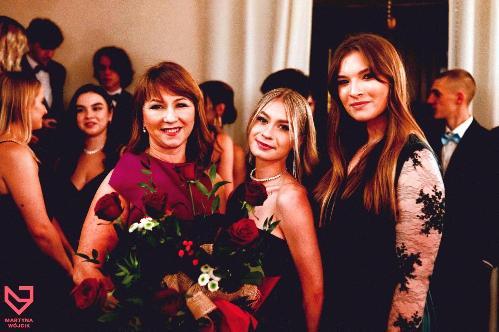 Zdjęcie w galerii na portalu naszraciborz.pl: Zjawiskowe kreacje i niezapomniane polonezy. Bal w ZSO nr 1 [FOTO] wiadomości z regionu