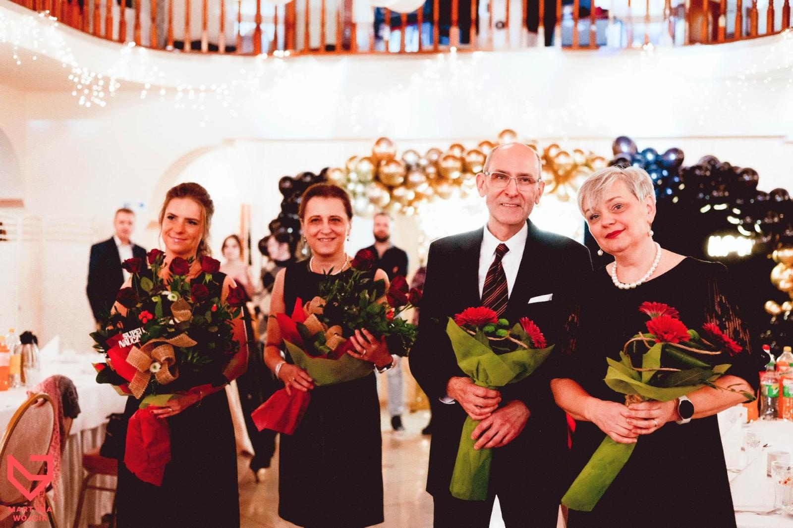 Zdjęcie w galerii na portalu naszraciborz.pl: Zjawiskowe kreacje i niezapomniane polonezy. Bal w ZSO nr 1 [FOTO] wiadomości z regionu