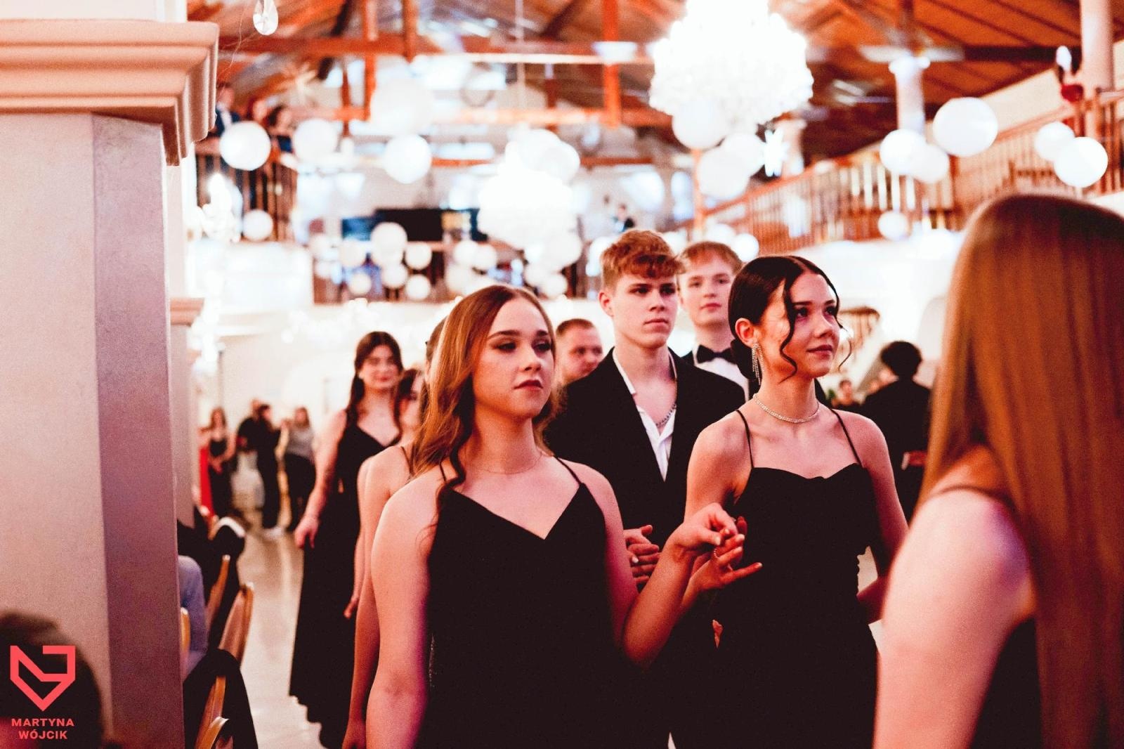 Zdjęcie w galerii na portalu naszraciborz.pl: Zjawiskowe kreacje i niezapomniane polonezy. Bal w ZSO nr 1 [FOTO] wiadomości z regionu