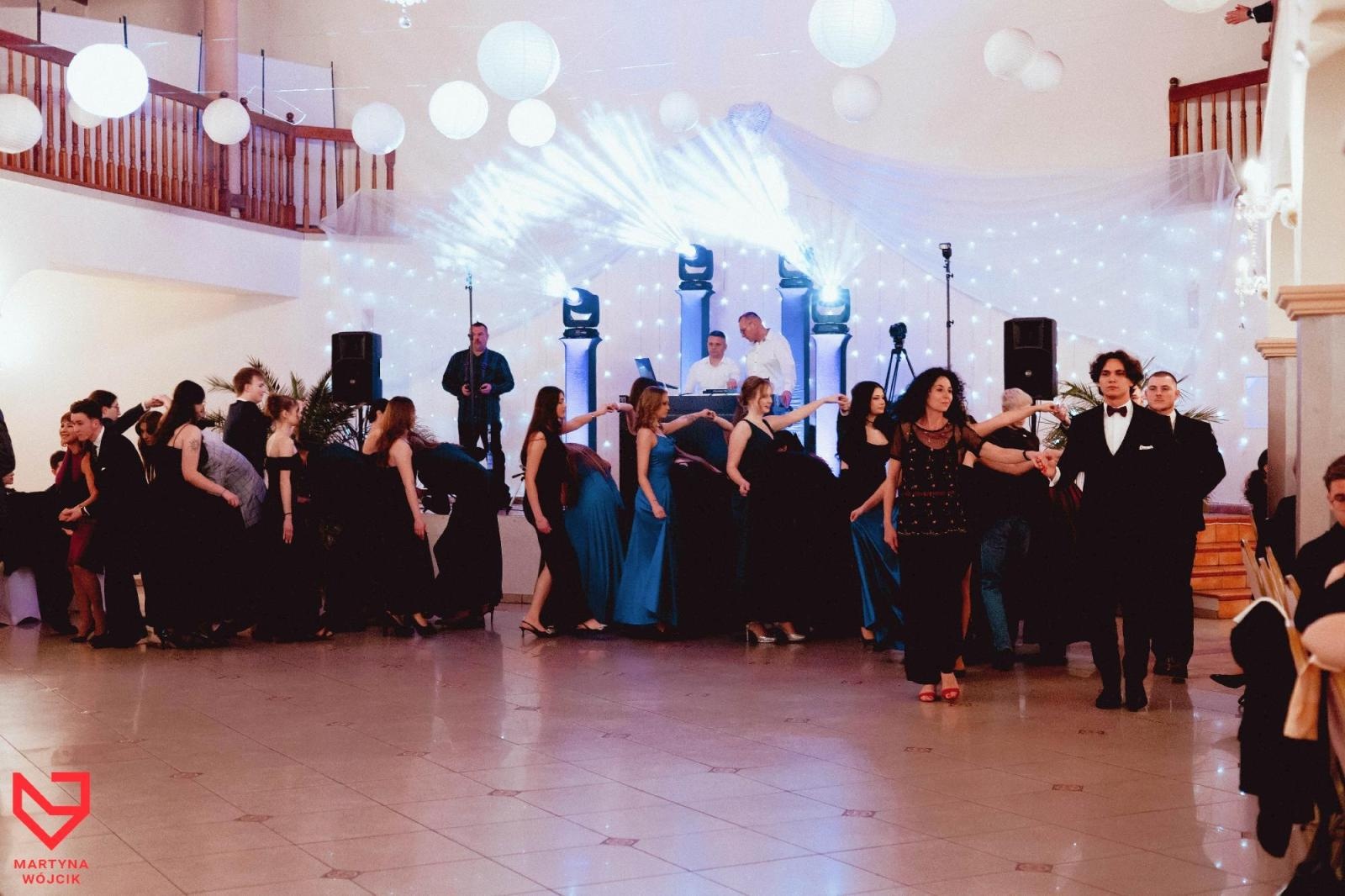 Zdjęcie w galerii na portalu naszraciborz.pl: Zjawiskowe kreacje i niezapomniane polonezy. Bal w ZSO nr 1 [FOTO] wiadomości z regionu