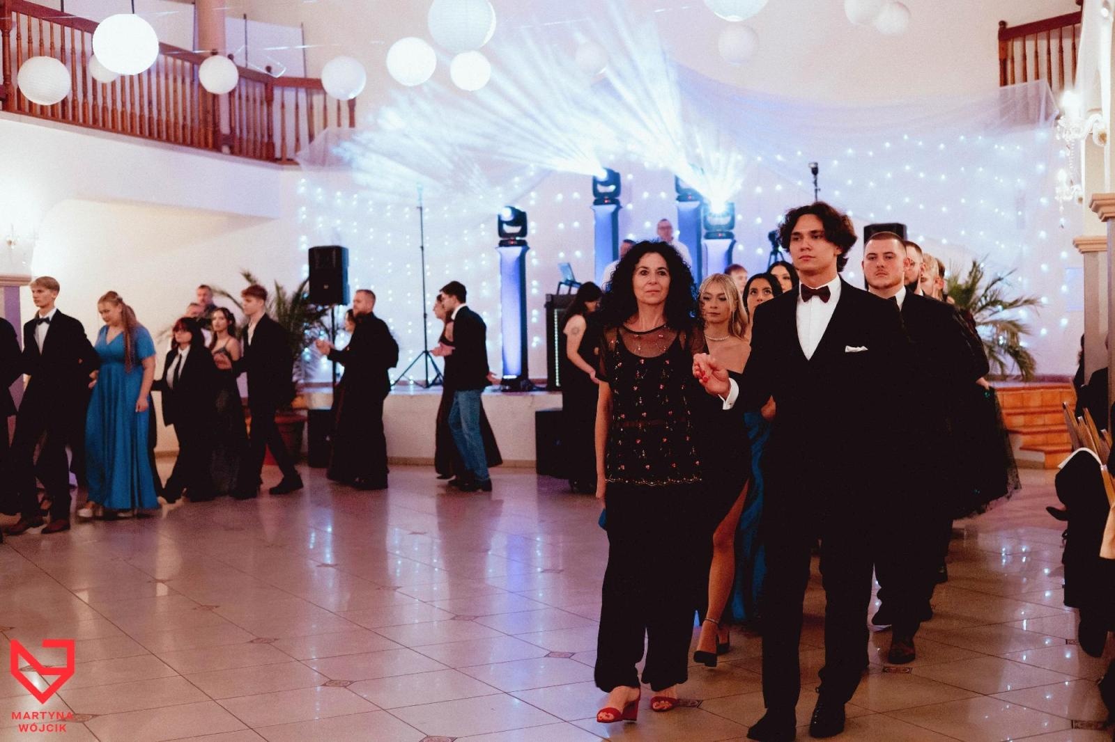 Zdjęcie w galerii na portalu naszraciborz.pl: Zjawiskowe kreacje i niezapomniane polonezy. Bal w ZSO nr 1 [FOTO] wiadomości z regionu