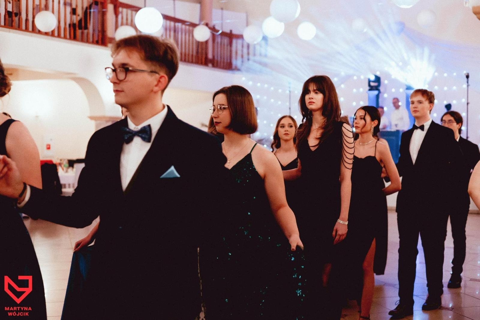 Zdjęcie w galerii na portalu naszraciborz.pl: Zjawiskowe kreacje i niezapomniane polonezy. Bal w ZSO nr 1 [FOTO] wiadomości z regionu