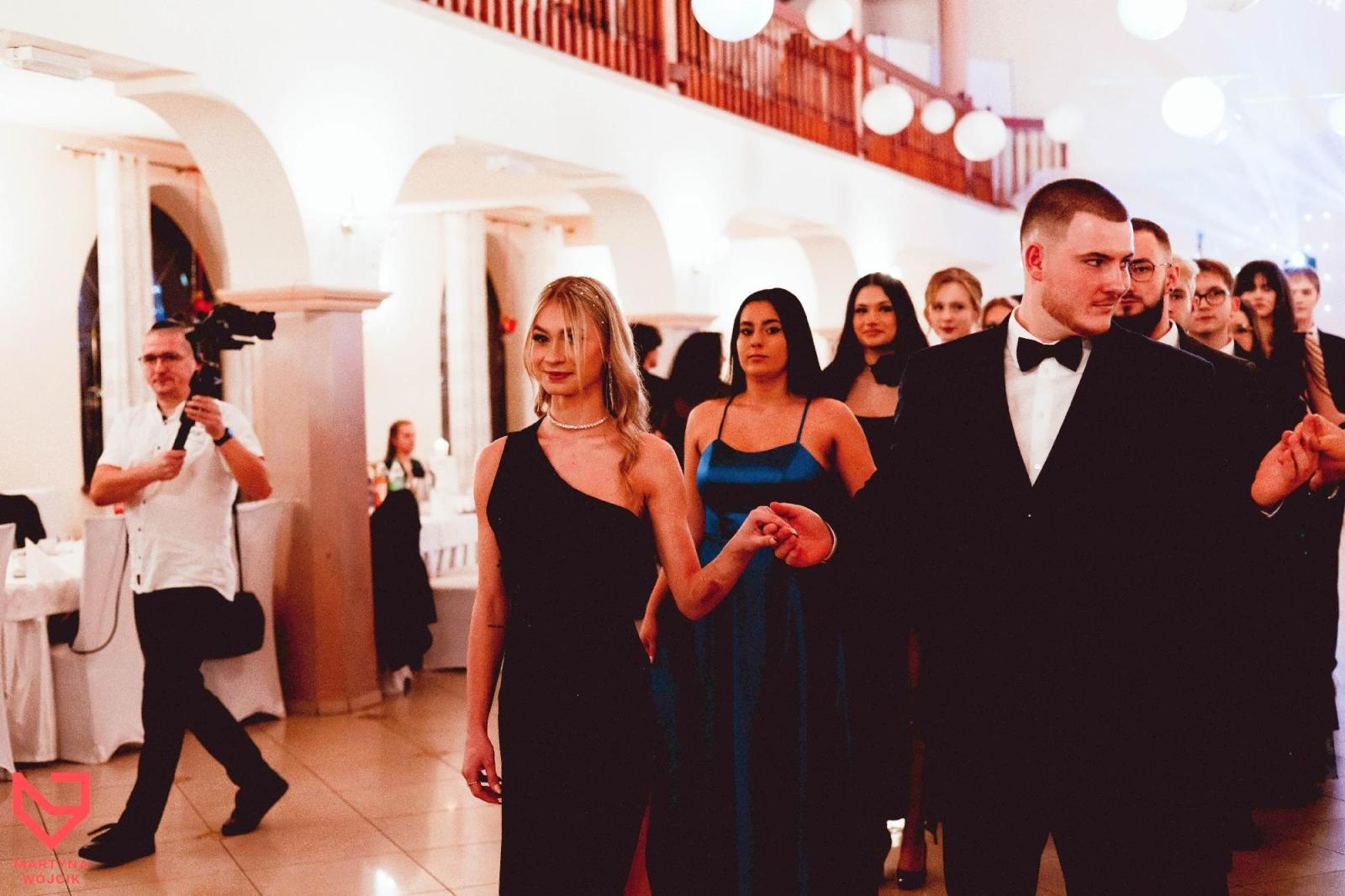 Zdjęcie w galerii na portalu naszraciborz.pl: Zjawiskowe kreacje i niezapomniane polonezy. Bal w ZSO nr 1 [FOTO] wiadomości z regionu