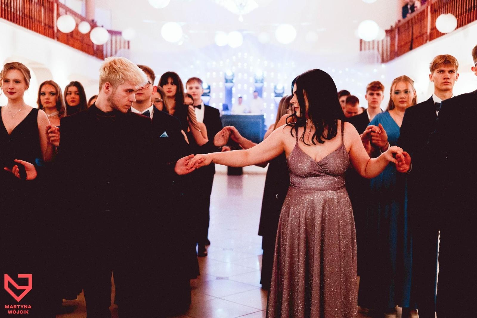 Zdjęcie w galerii na portalu naszraciborz.pl: Zjawiskowe kreacje i niezapomniane polonezy. Bal w ZSO nr 1 [FOTO] wiadomości z regionu