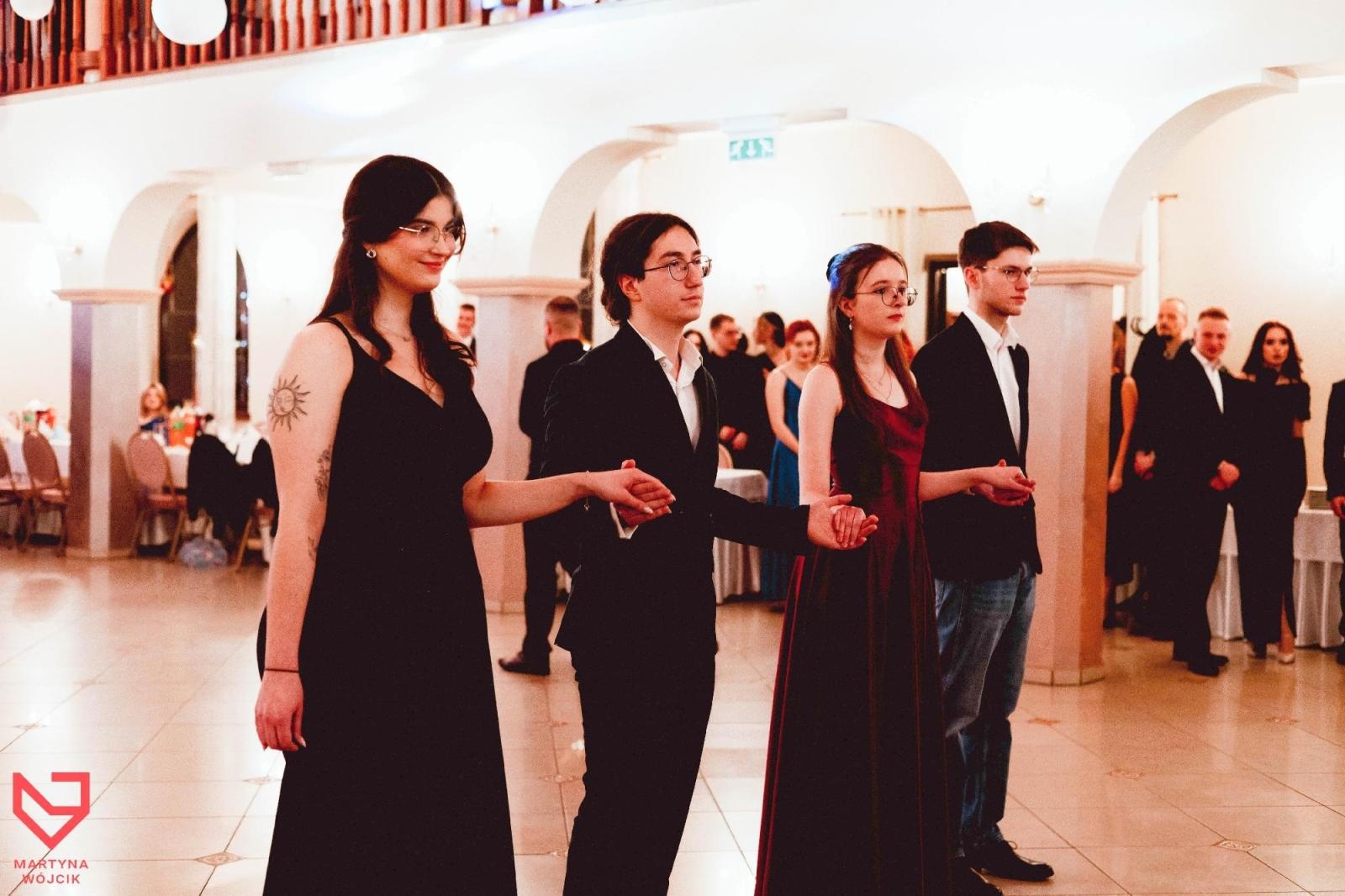 Zdjęcie w galerii na portalu naszraciborz.pl: Zjawiskowe kreacje i niezapomniane polonezy. Bal w ZSO nr 1 [FOTO] wiadomości z regionu