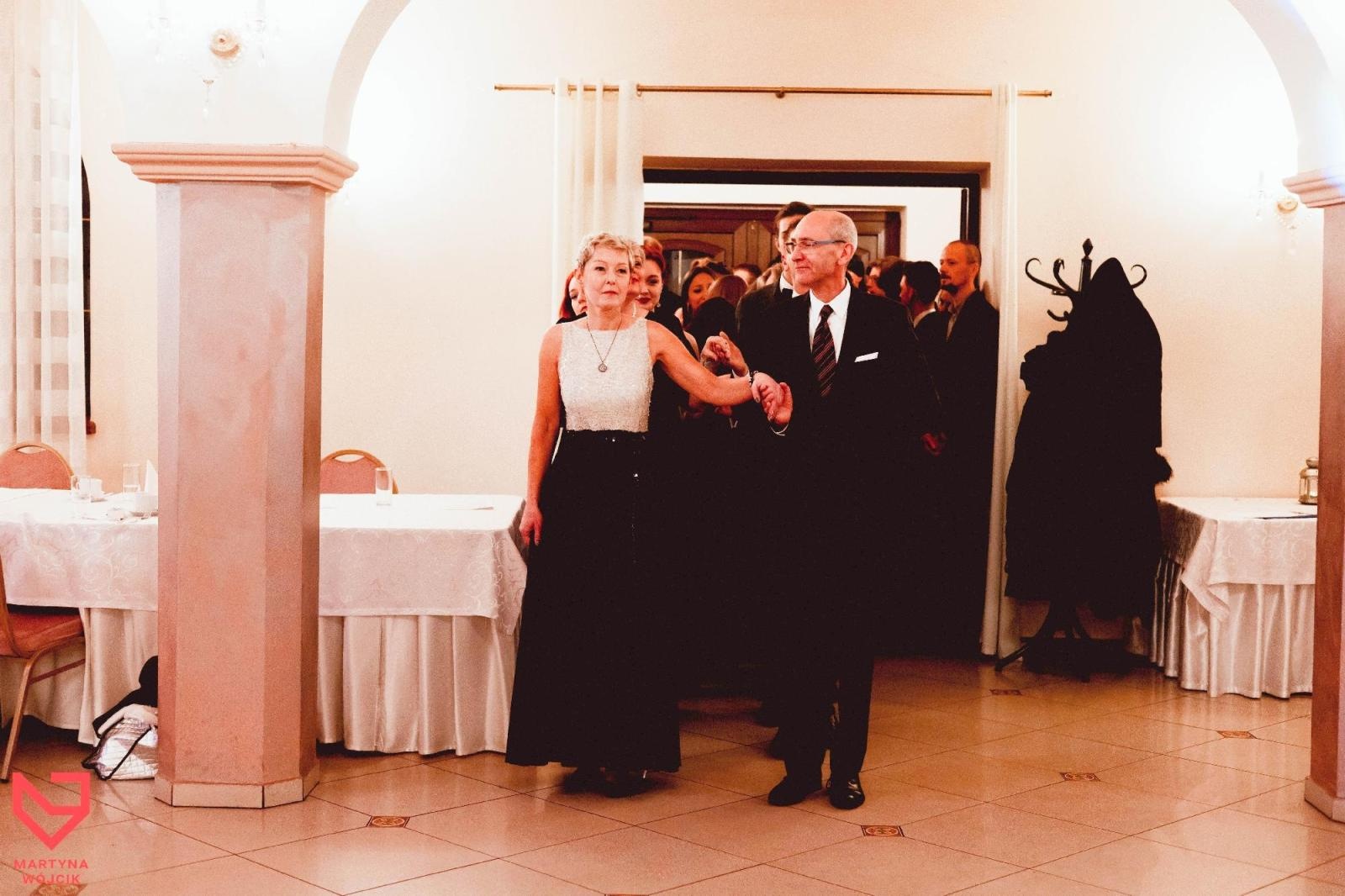 Zdjęcie w galerii na portalu naszraciborz.pl: Zjawiskowe kreacje i niezapomniane polonezy. Bal w ZSO nr 1 [FOTO] wiadomości z regionu