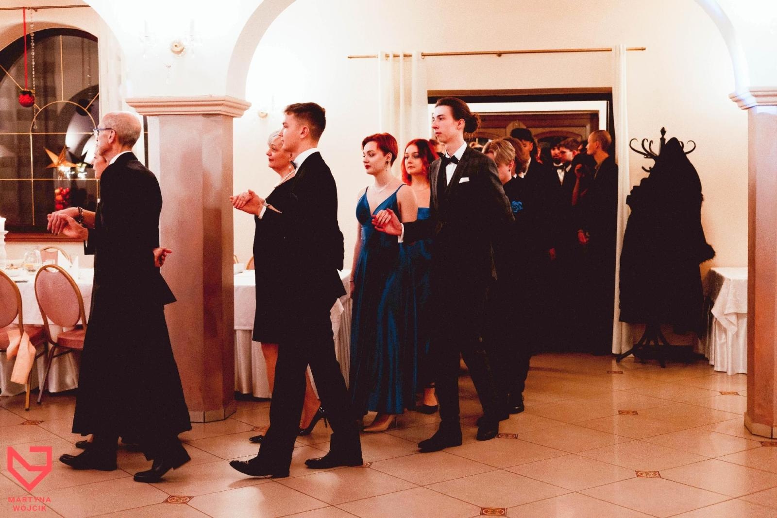 Zdjęcie w galerii na portalu naszraciborz.pl: Zjawiskowe kreacje i niezapomniane polonezy. Bal w ZSO nr 1 [FOTO] wiadomości z regionu