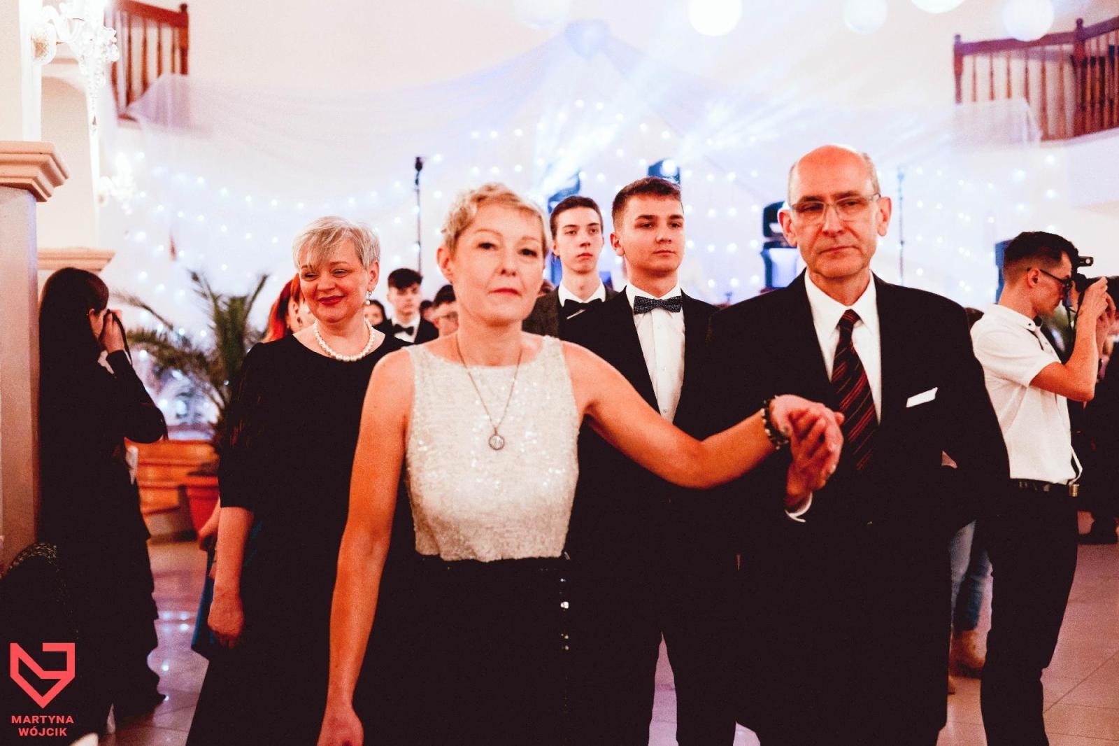 Zdjęcie w galerii na portalu naszraciborz.pl: Zjawiskowe kreacje i niezapomniane polonezy. Bal w ZSO nr 1 [FOTO] wiadomości z regionu