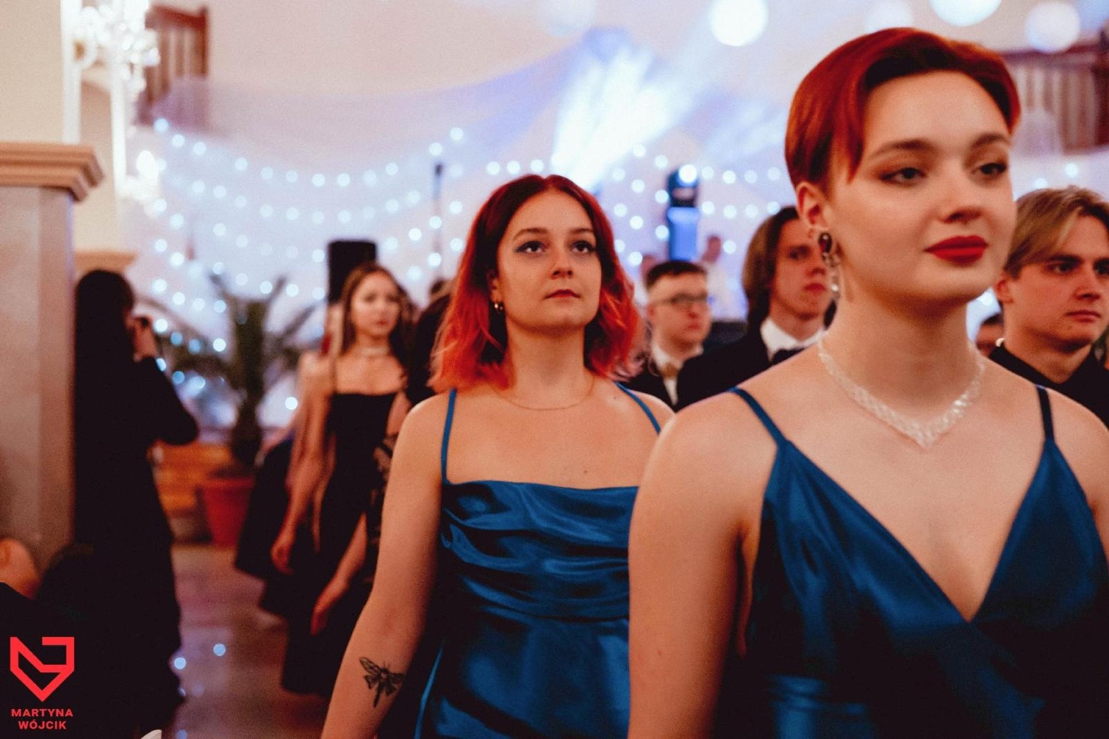 Zdjęcie w galerii na portalu naszraciborz.pl: Zjawiskowe kreacje i niezapomniane polonezy. Bal w ZSO nr 1 [FOTO] wiadomości z regionu