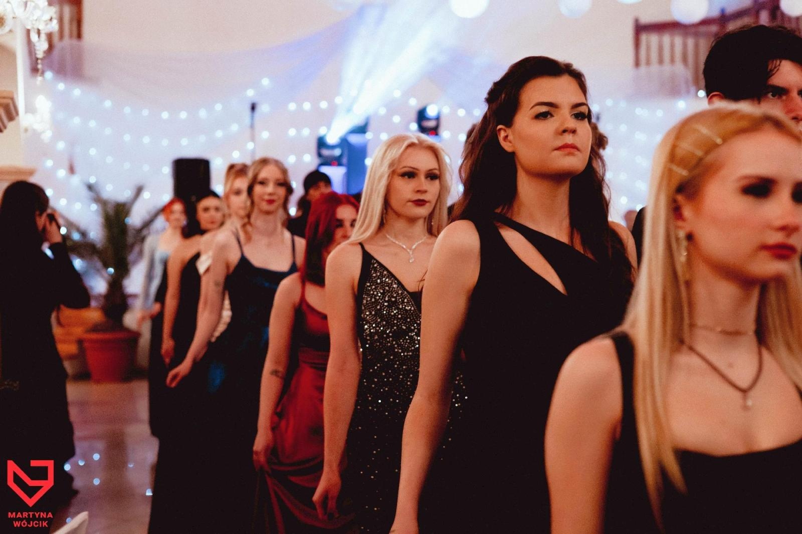 Zdjęcie w galerii na portalu naszraciborz.pl: Zjawiskowe kreacje i niezapomniane polonezy. Bal w ZSO nr 1 [FOTO] wiadomości z regionu