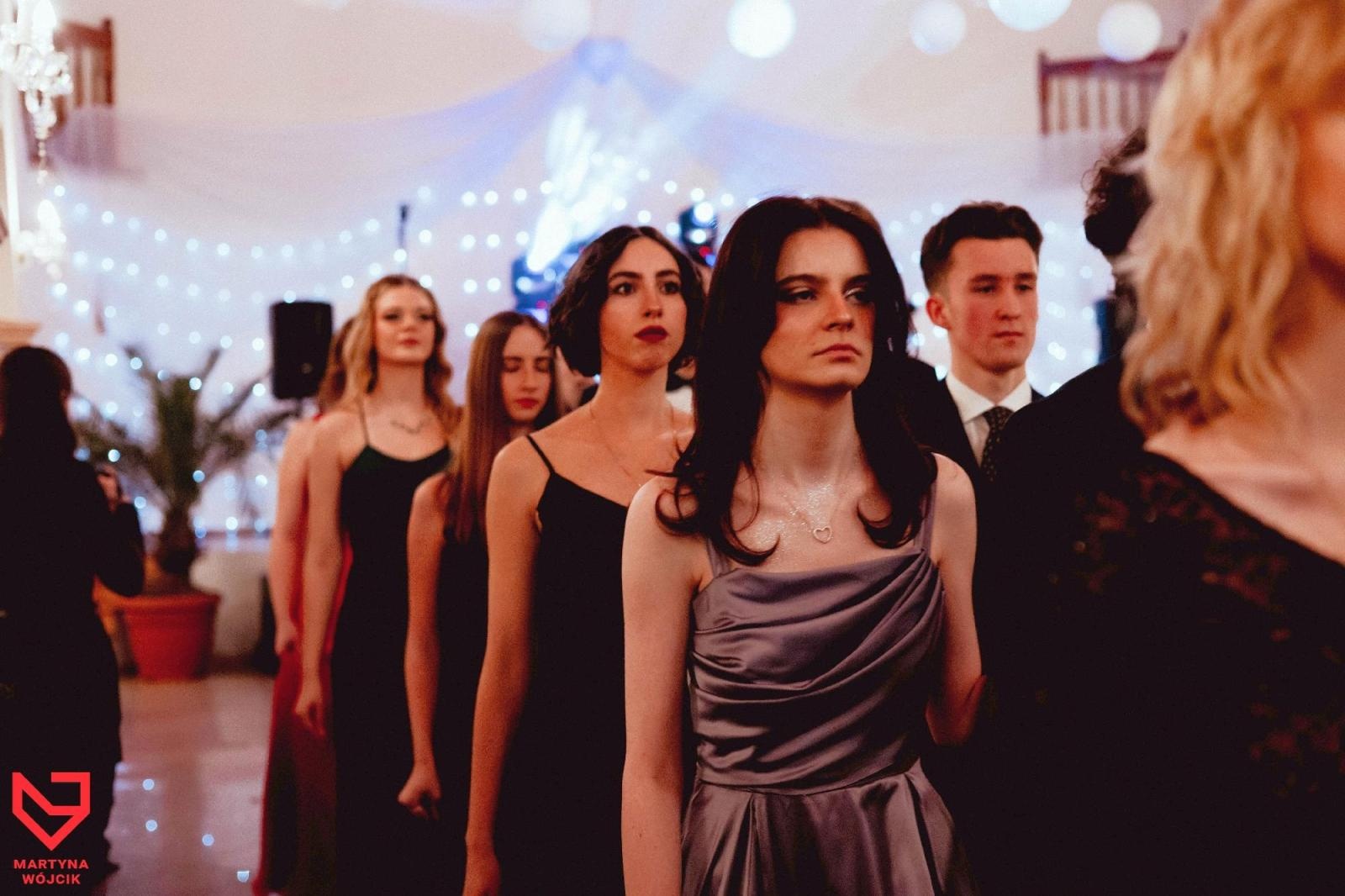 Zdjęcie w galerii na portalu naszraciborz.pl: Zjawiskowe kreacje i niezapomniane polonezy. Bal w ZSO nr 1 [FOTO] wiadomości z regionu