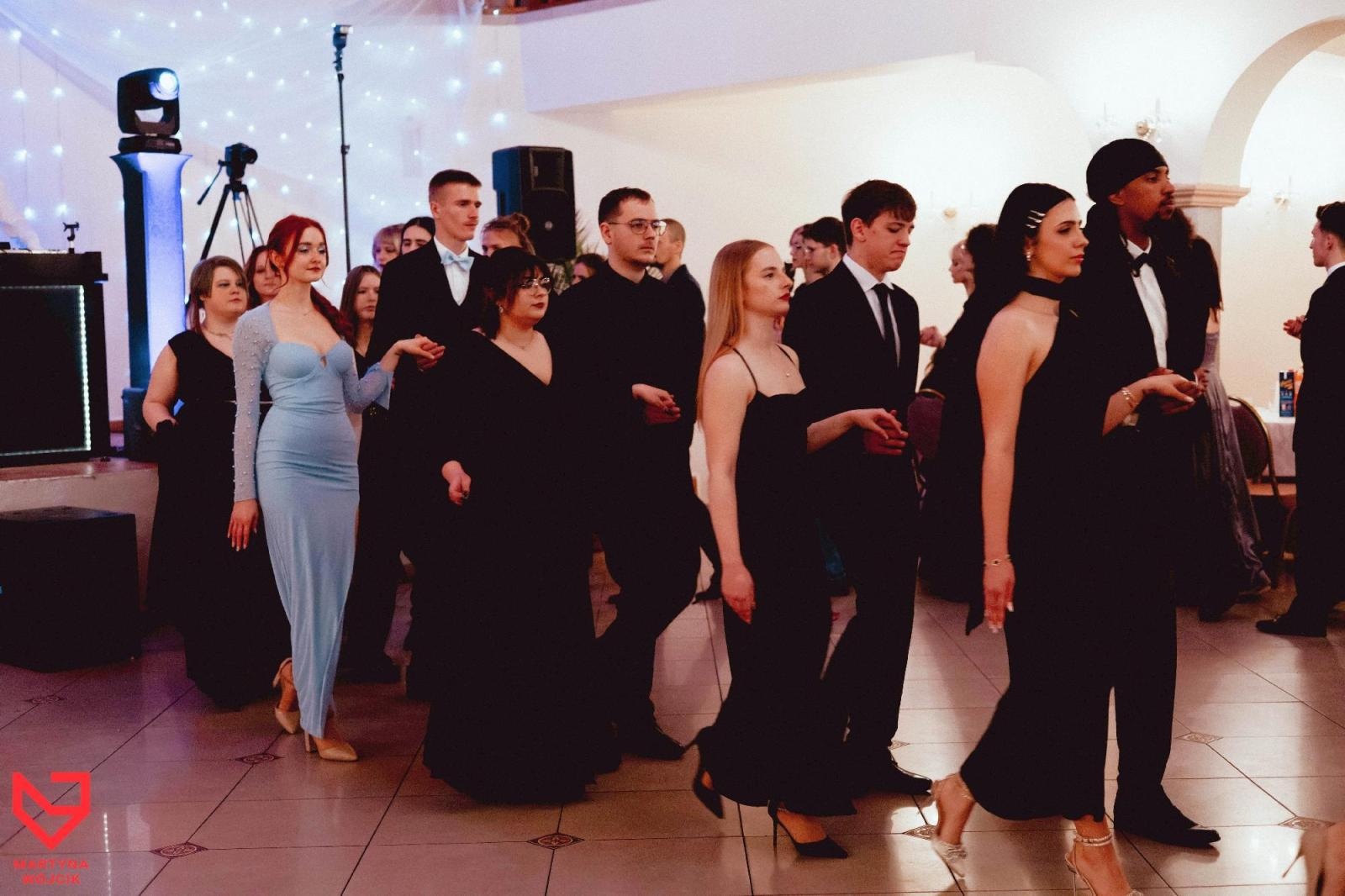 Zdjęcie w galerii na portalu naszraciborz.pl: Zjawiskowe kreacje i niezapomniane polonezy. Bal w ZSO nr 1 [FOTO] wiadomości z regionu