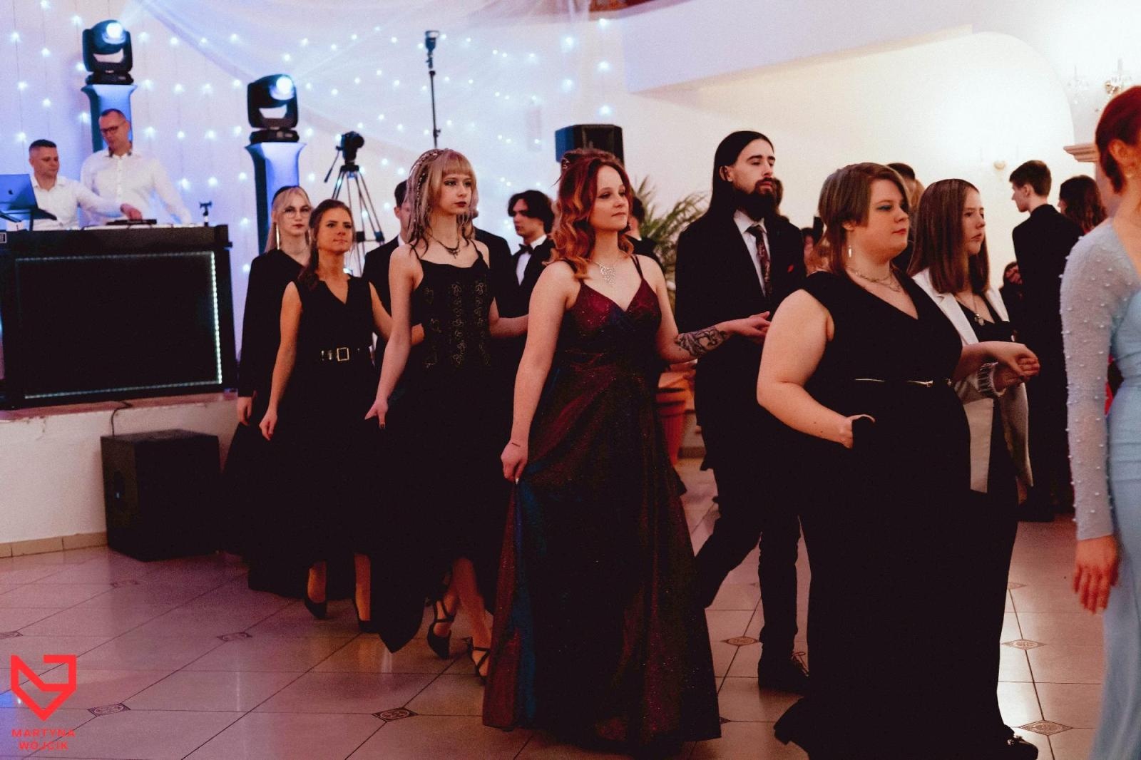 Zdjęcie w galerii na portalu naszraciborz.pl: Zjawiskowe kreacje i niezapomniane polonezy. Bal w ZSO nr 1 [FOTO] wiadomości z regionu