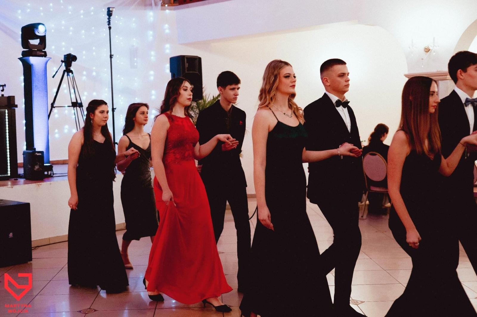 Zdjęcie w galerii na portalu naszraciborz.pl: Zjawiskowe kreacje i niezapomniane polonezy. Bal w ZSO nr 1 [FOTO] wiadomości z regionu