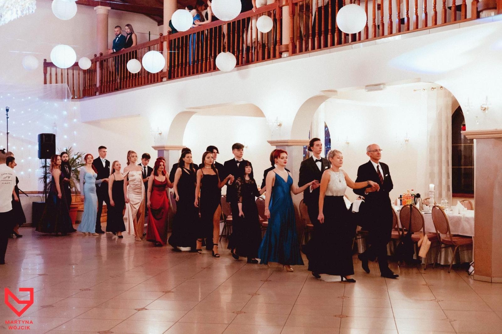 Zdjęcie w galerii na portalu naszraciborz.pl: Zjawiskowe kreacje i niezapomniane polonezy. Bal w ZSO nr 1 [FOTO] wiadomości z regionu