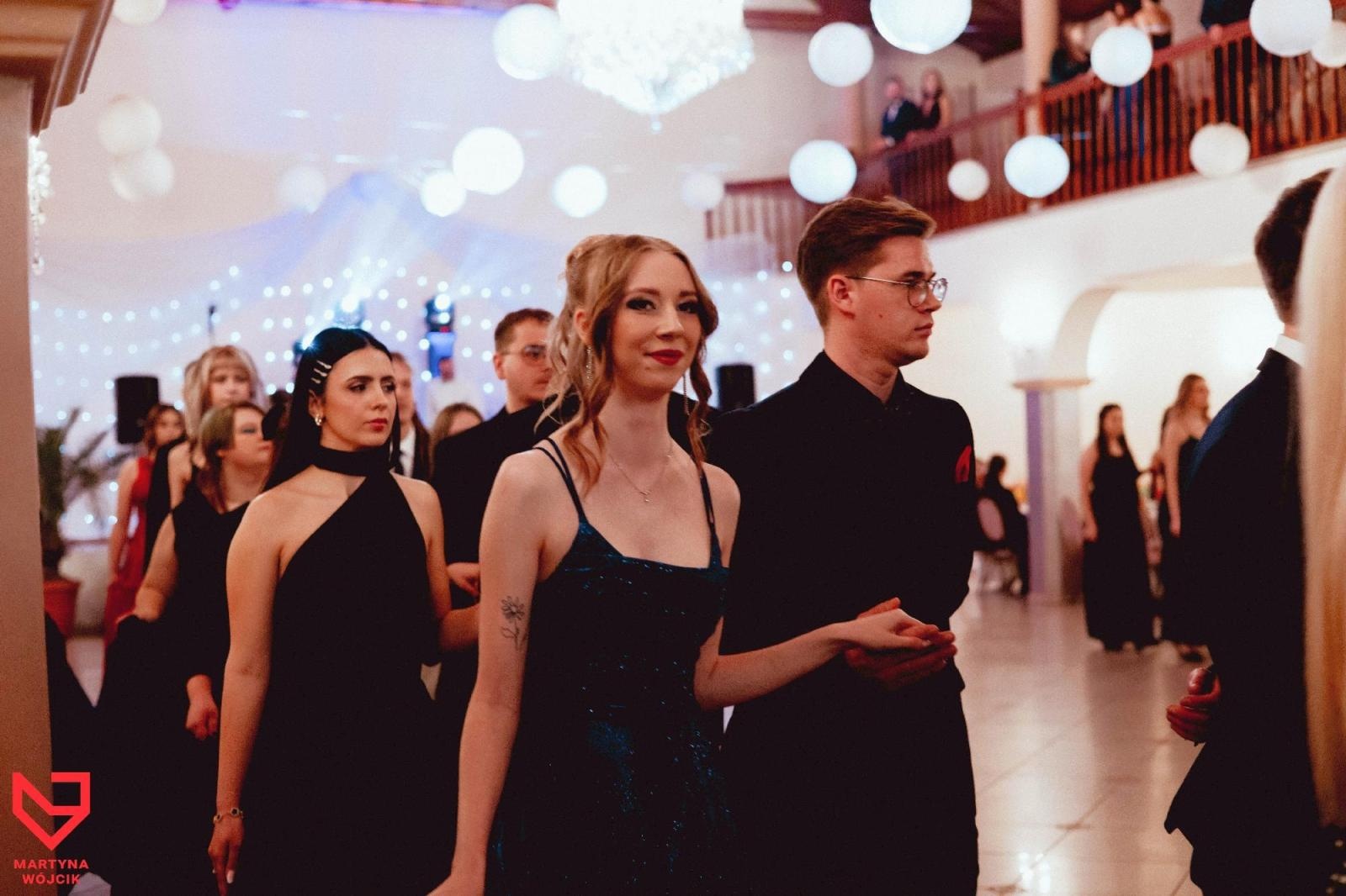 Zdjęcie w galerii na portalu naszraciborz.pl: Zjawiskowe kreacje i niezapomniane polonezy. Bal w ZSO nr 1 [FOTO] wiadomości z regionu